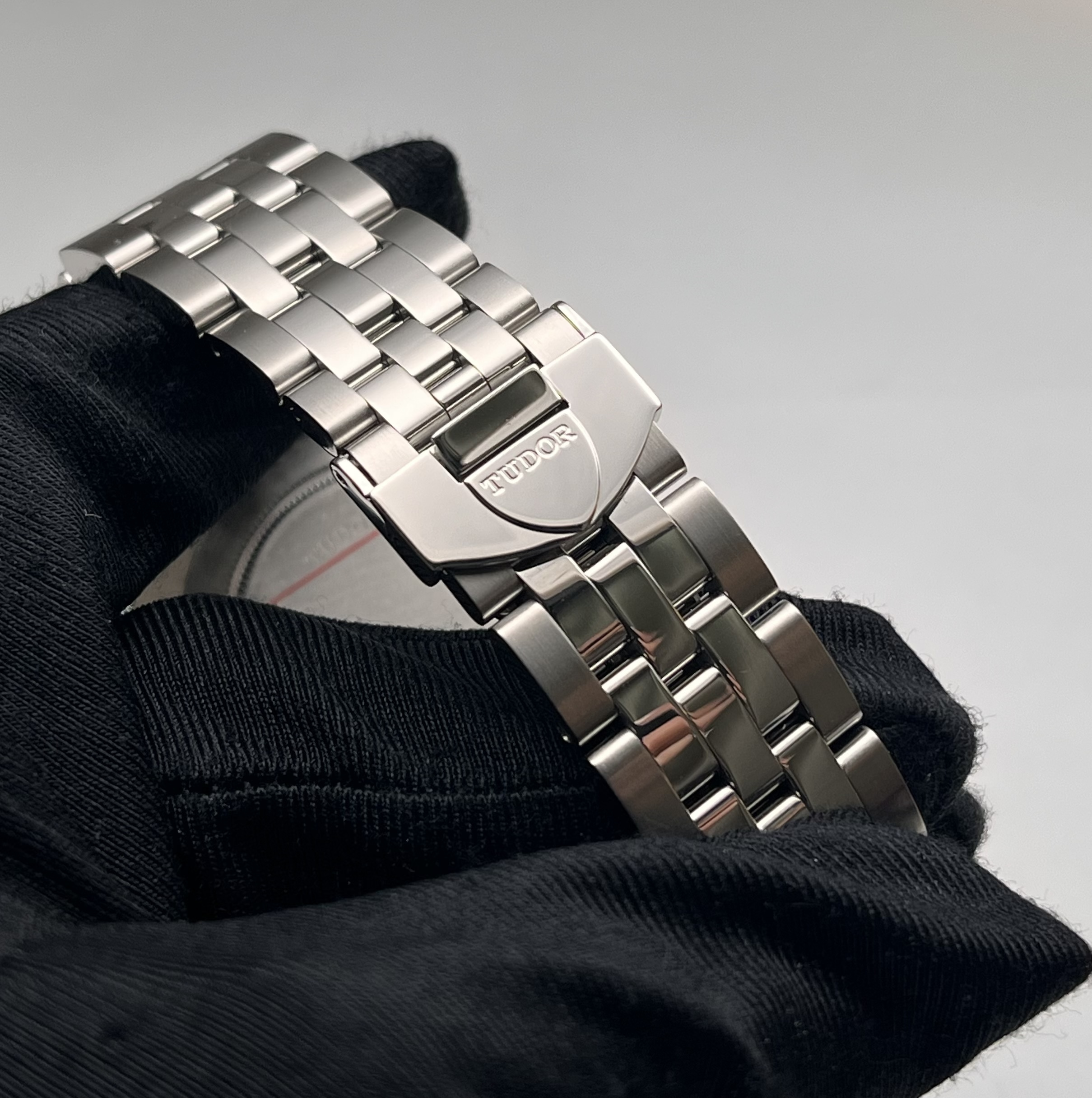 Tudor 57000-6807 detail 4
