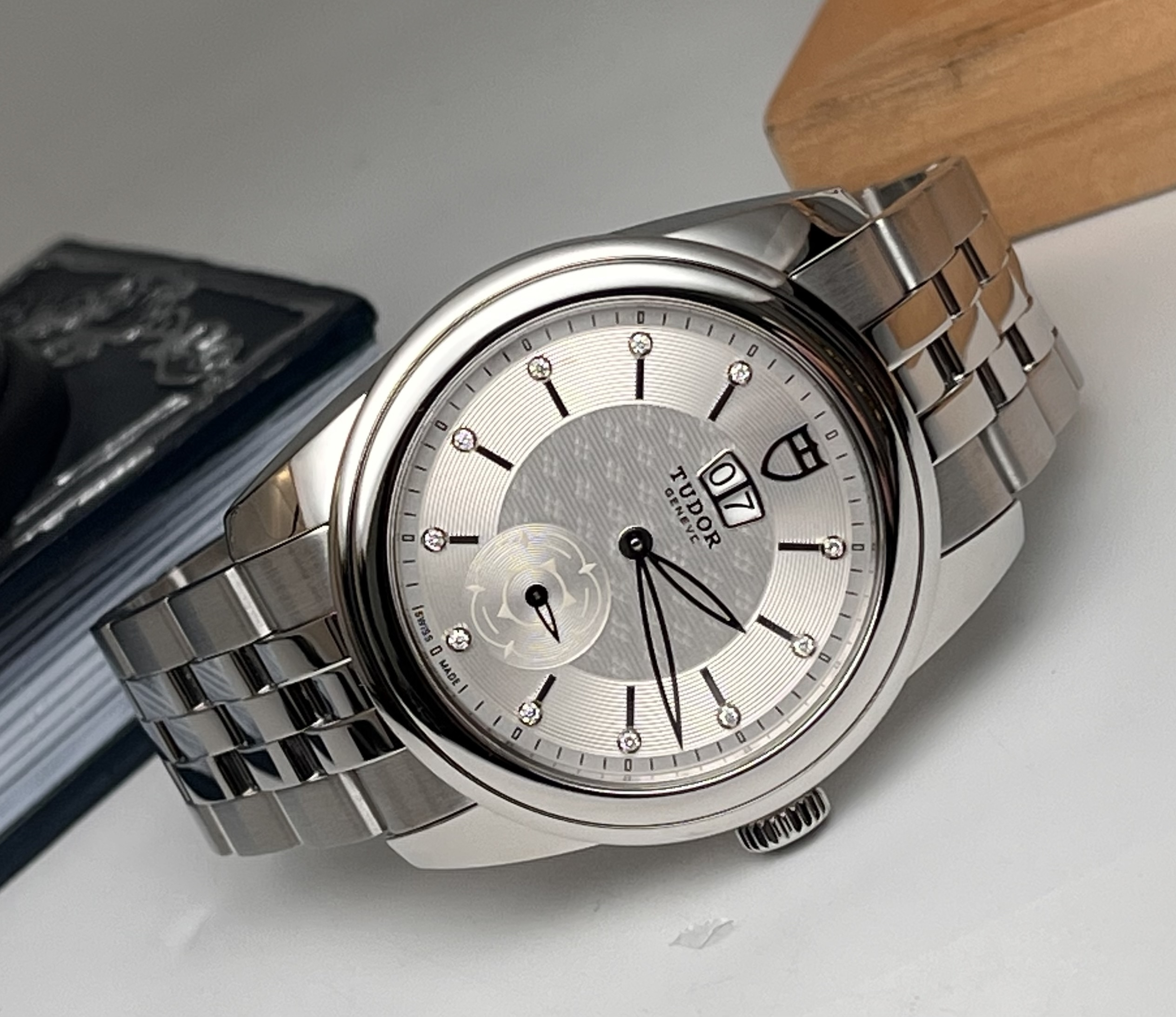 Tudor 57000-6807 detail 2
