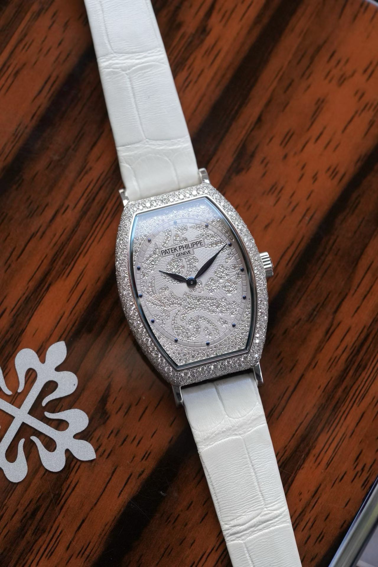 Patek Philippe 7099G-001 detail 1