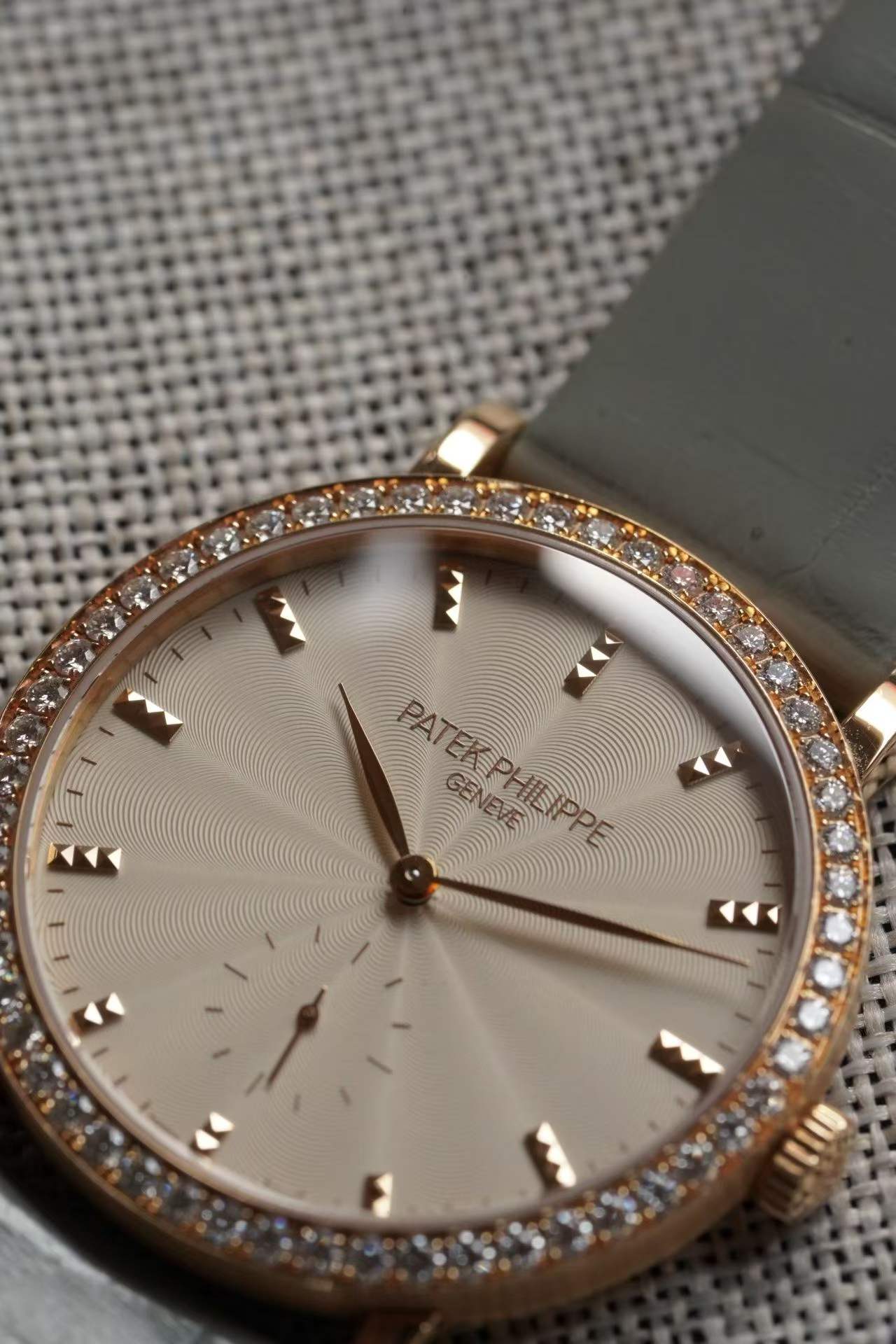 Patek Philippe 7120R-001 detail 1