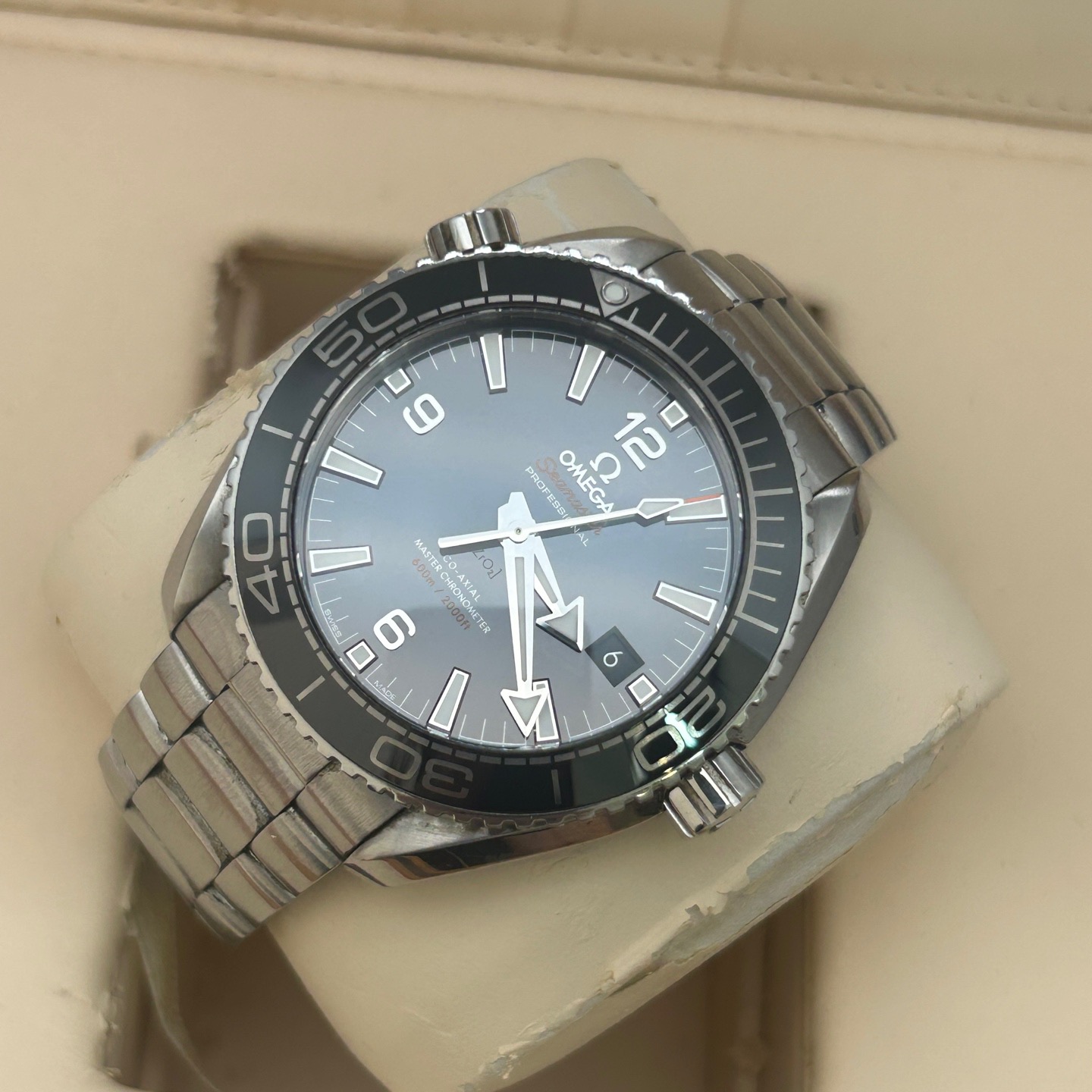 Omega 215.30.44.21.01.001 detail 1