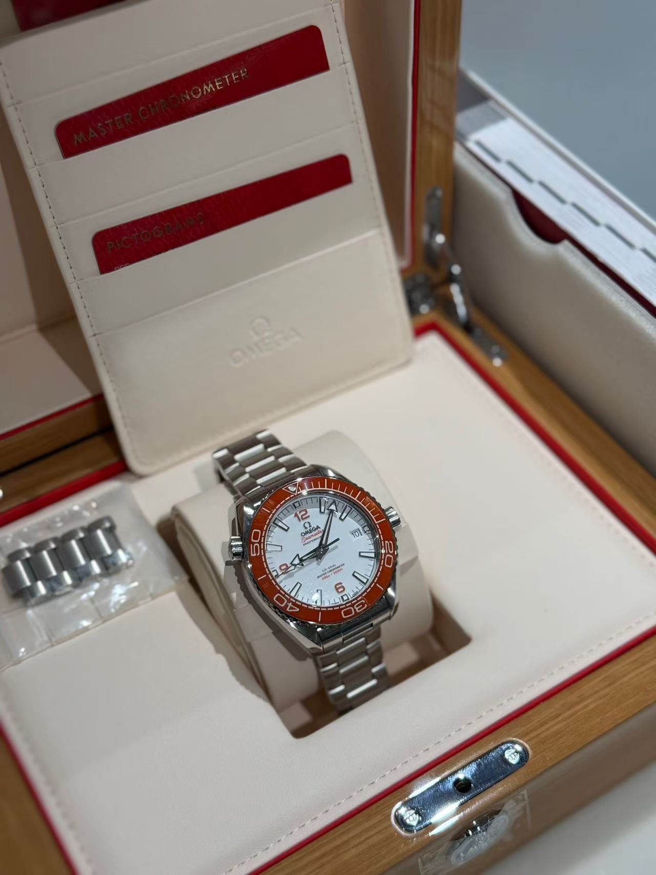 Omega 215.30.44.21.04.001