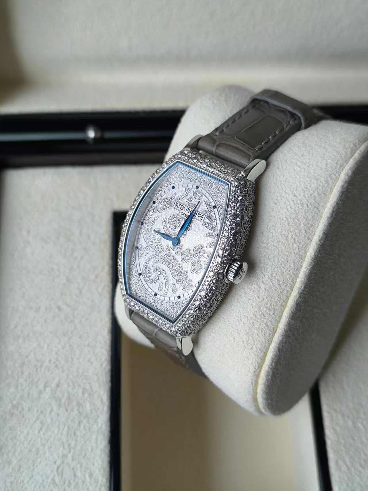 Patek Philippe 7099G-001 detail 1