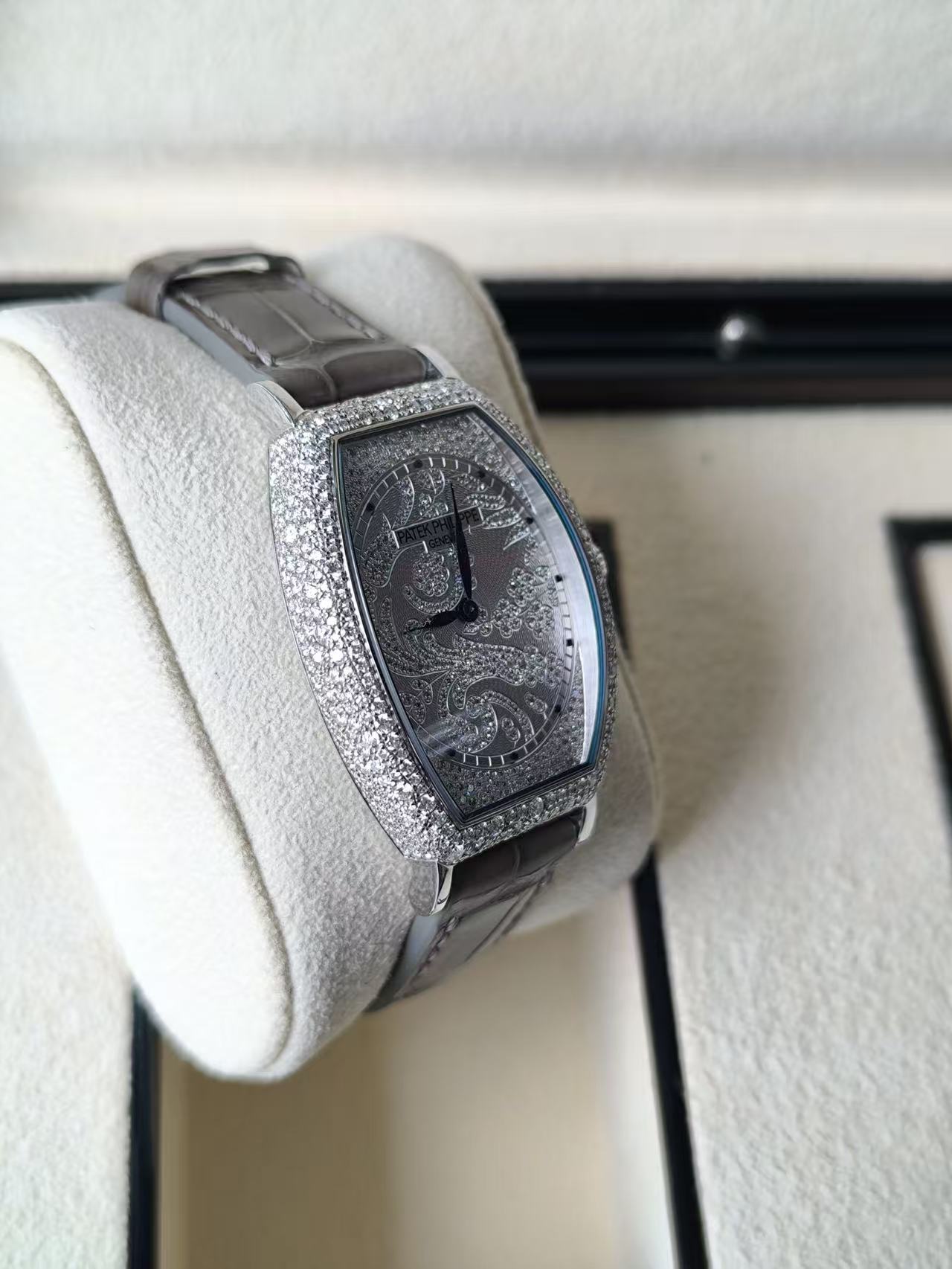 Patek Philippe 7099G-001 detail 2