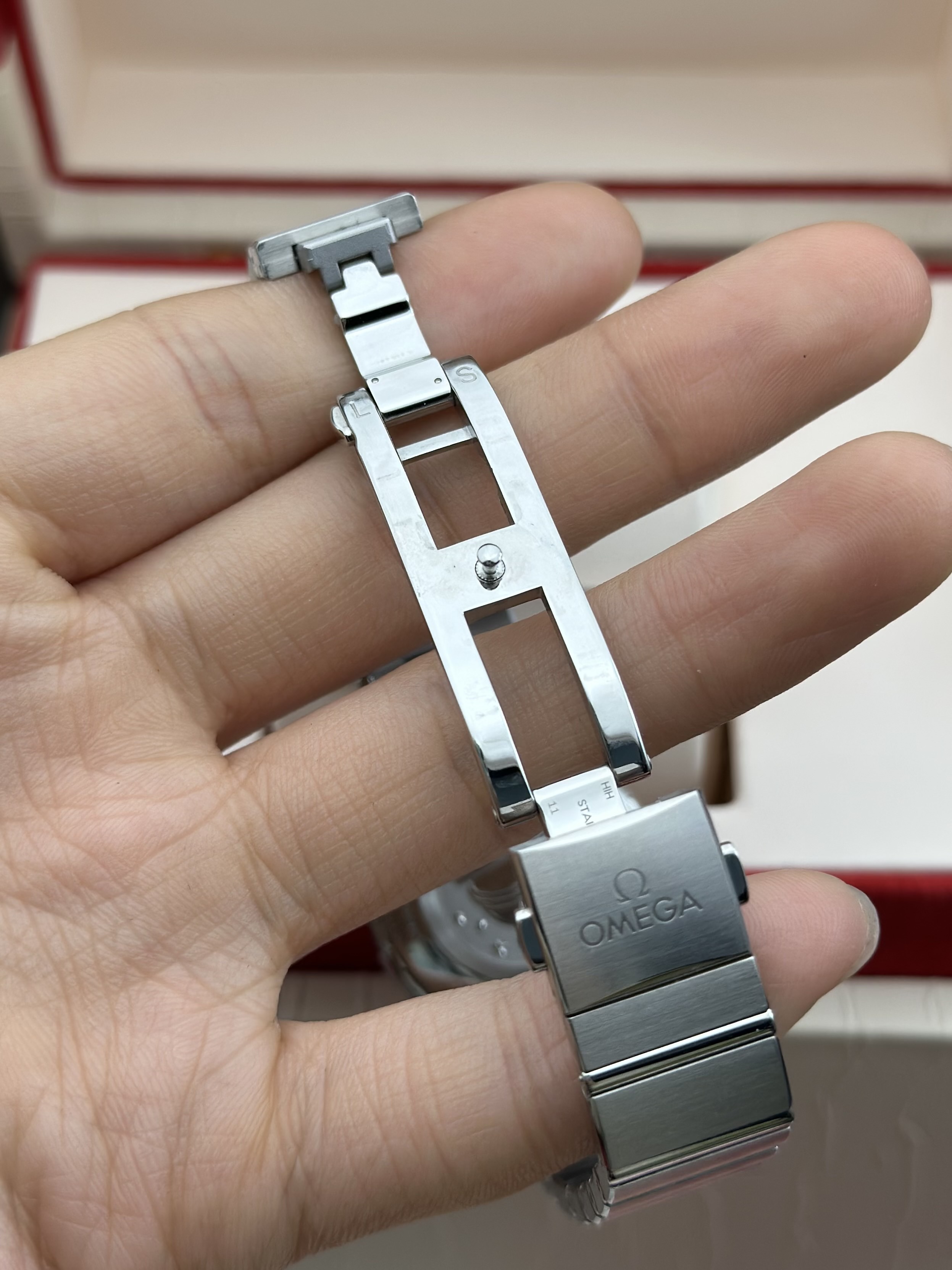 Omega 131.10.28.60.52.001 detail 5