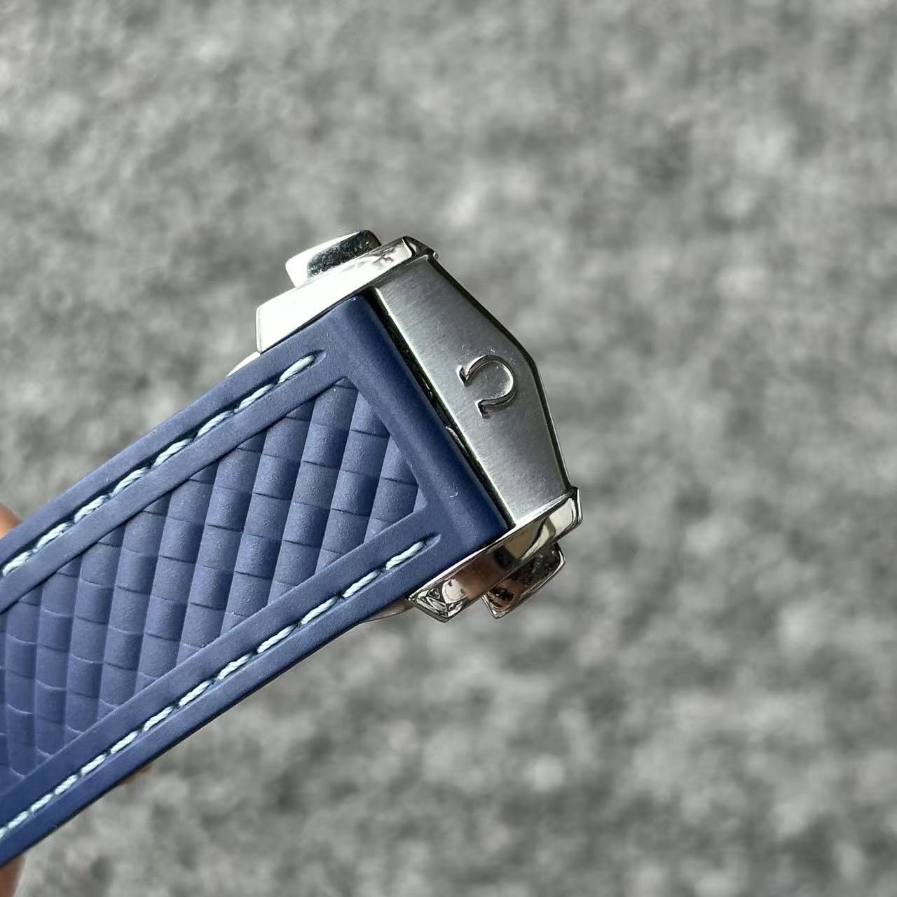 Omega 220.12.43.22.03.001 detail 4
