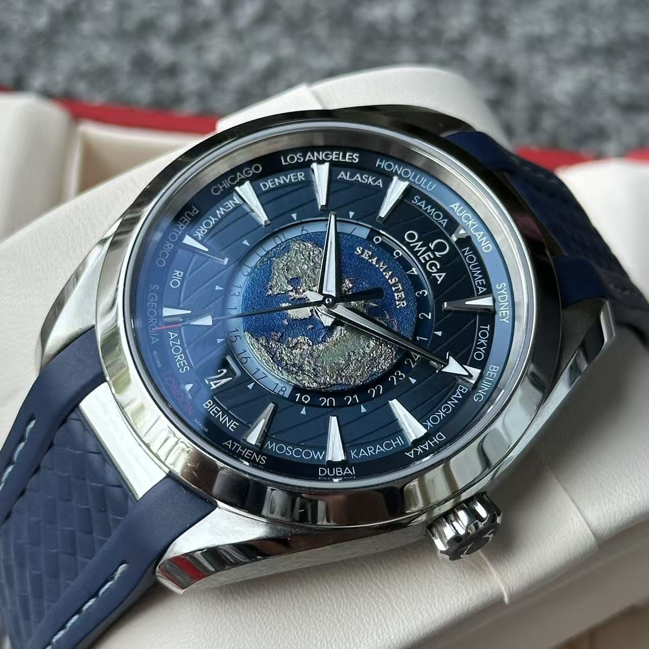 Omega 220.12.43.22.03.001 detail 3