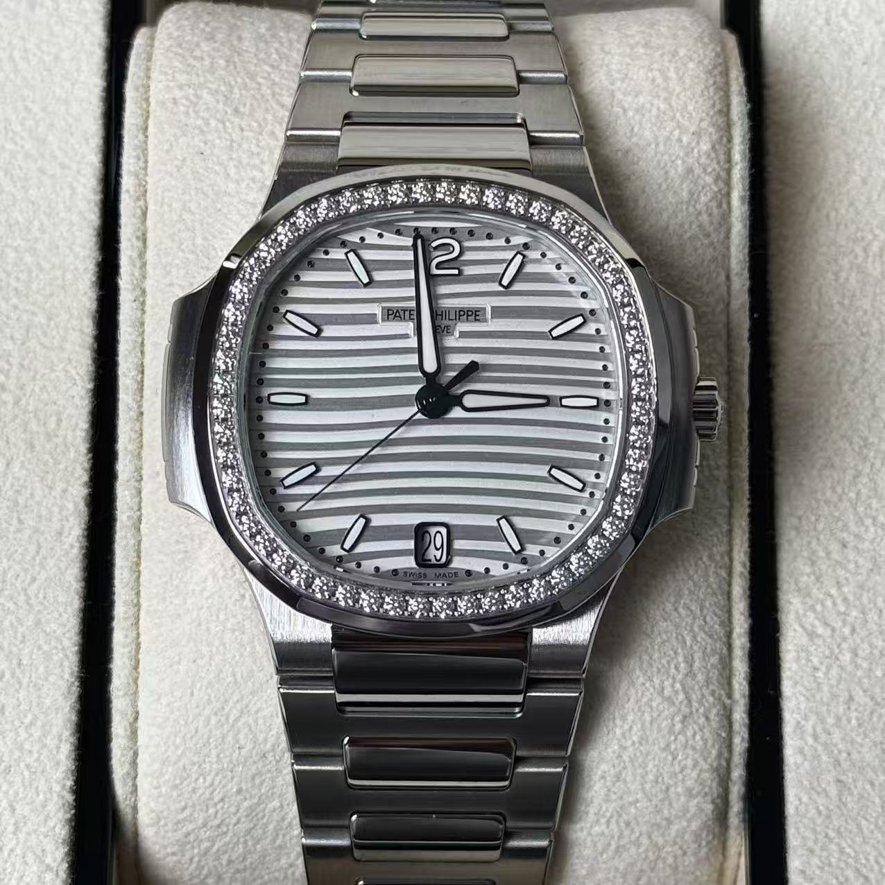 Patek Philippe 7118 / 1200A-010 detail 1
