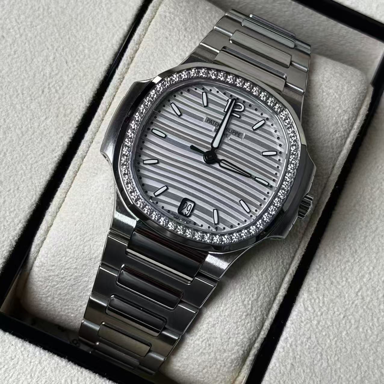 Patek Philippe 7118 / 1200A-010 detail 2