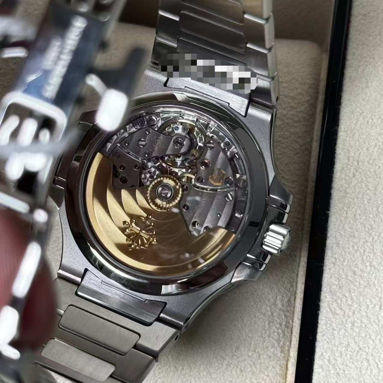 Patek Philippe 7118 / 1200A-010 detail 3