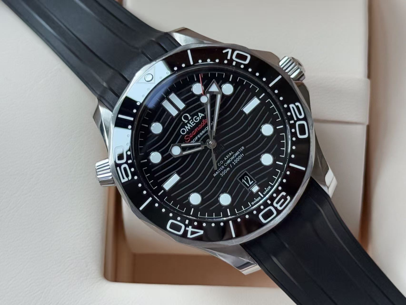 Omega 210.32.42.20.01.001 detail 2