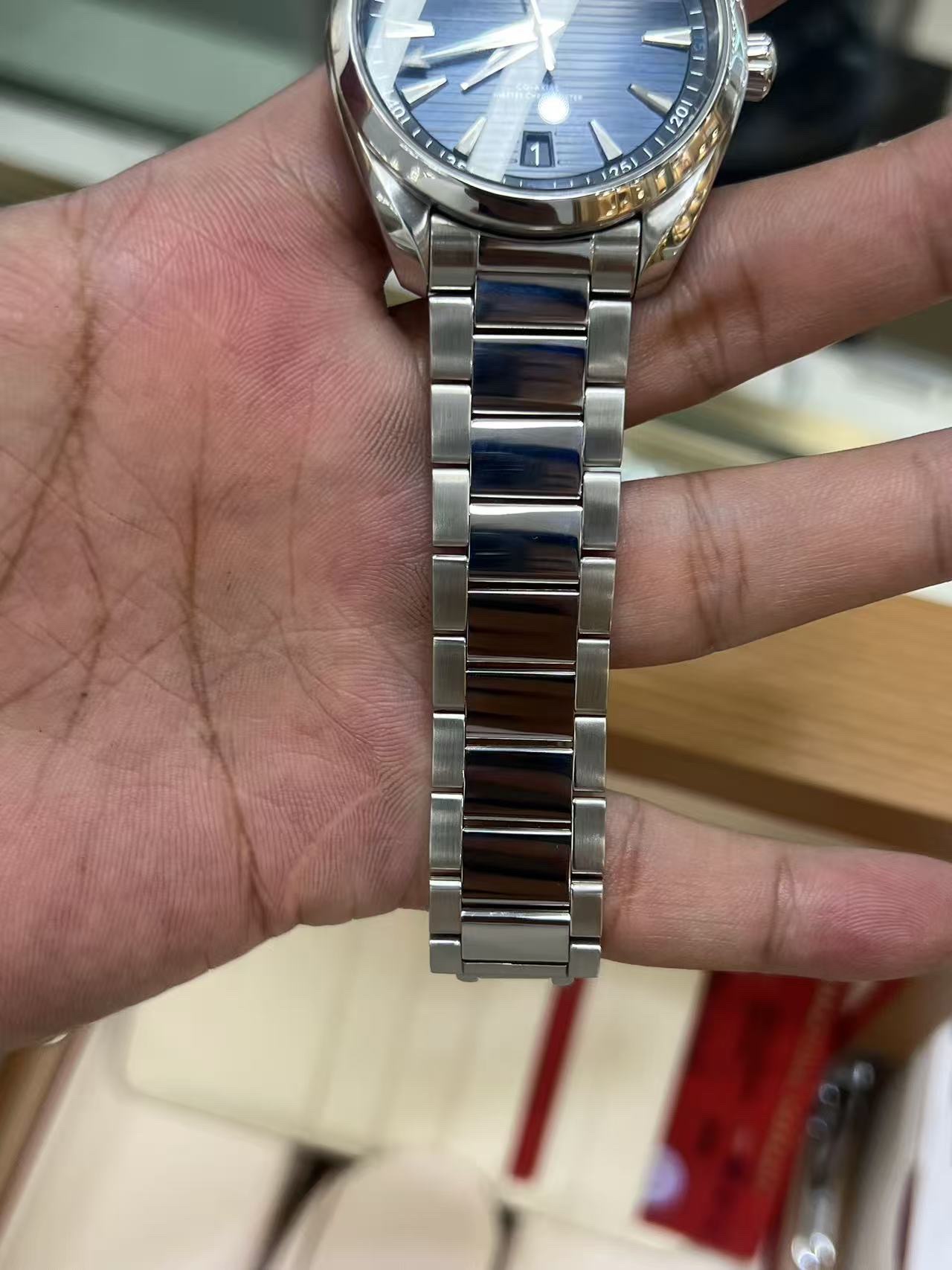 Omega 220.10.41.21.03.001 detail 1