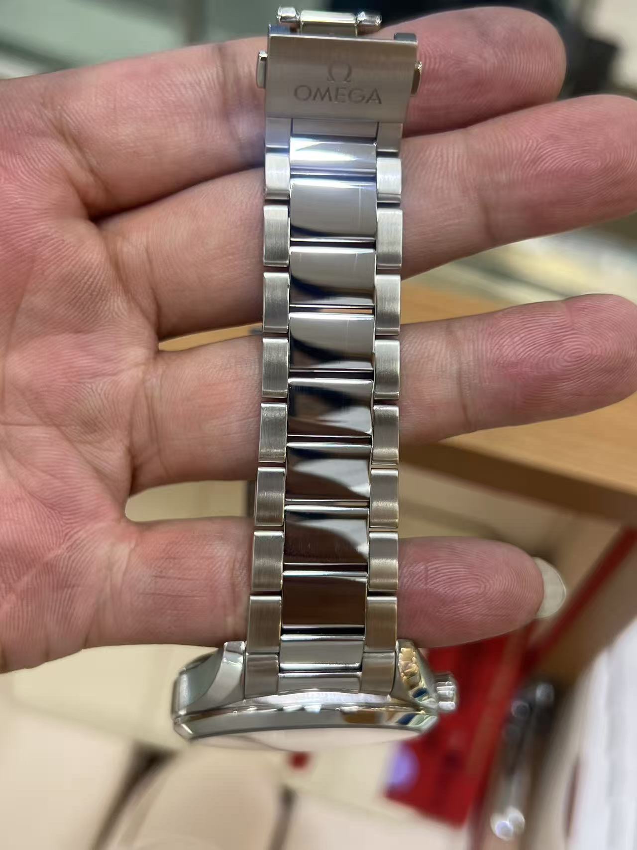 Omega 220.10.41.21.03.001 detail 2