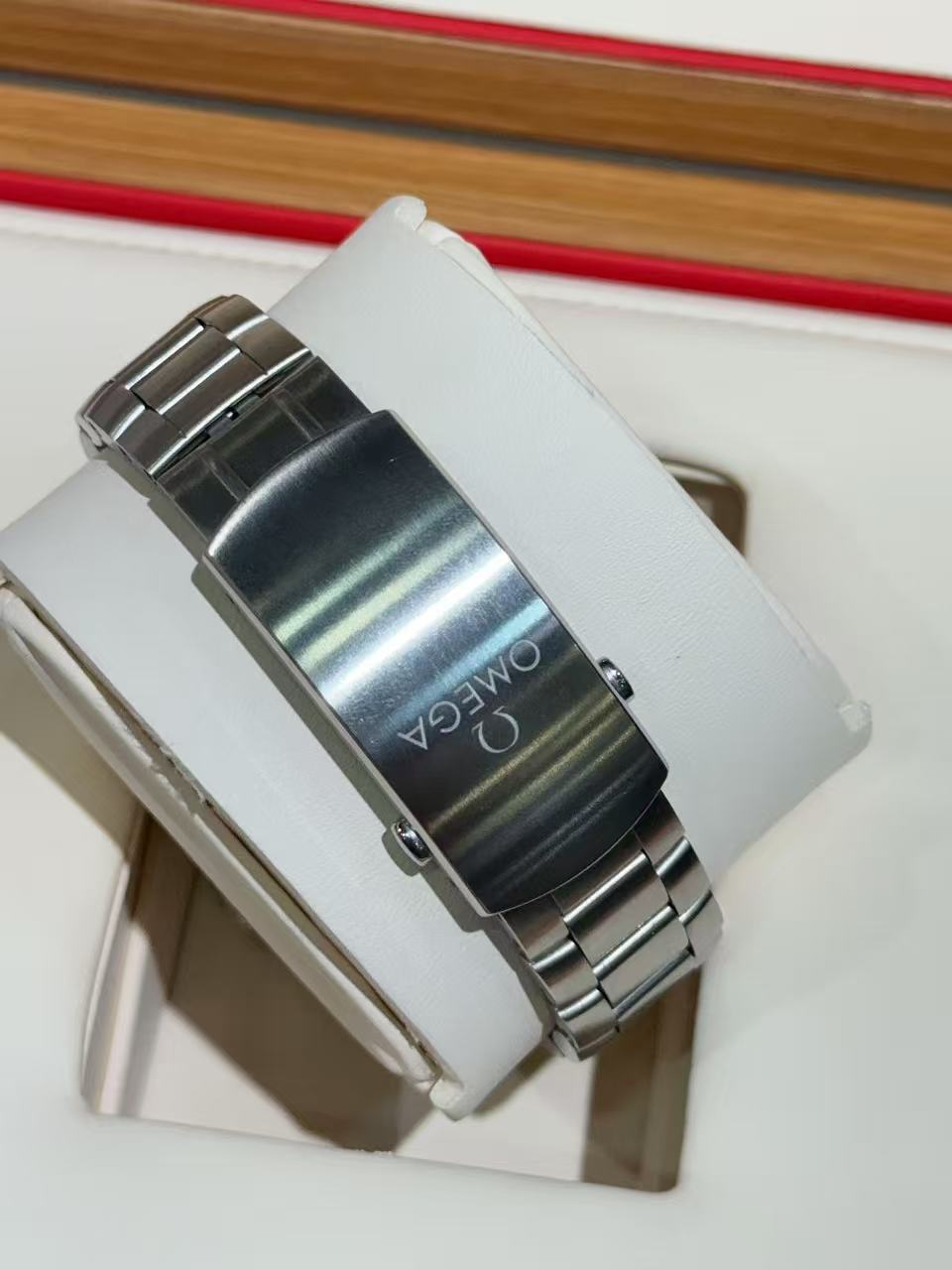 Omega 215.30.44.21.01.002 detail 5