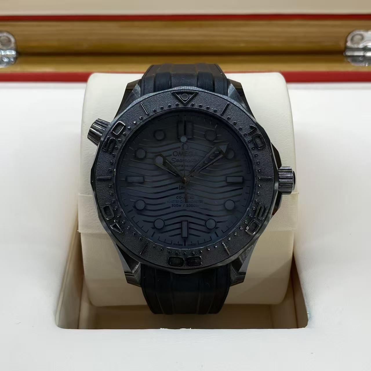 Omega 210.92.44.20.01.003 detail 1