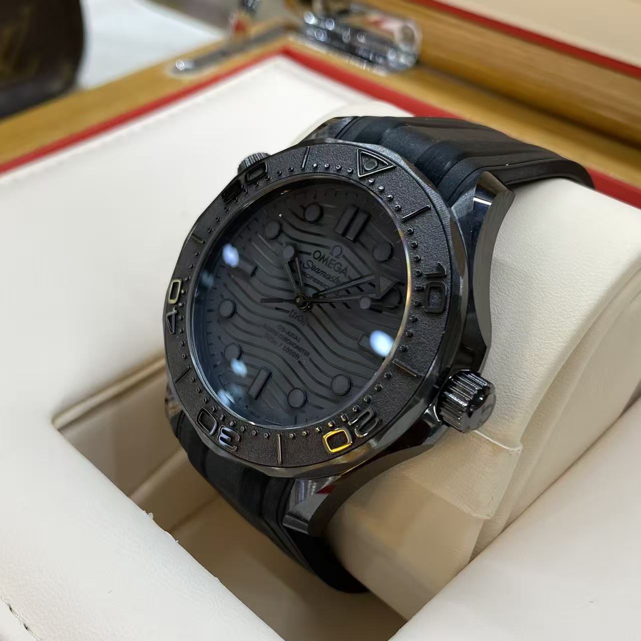 Omega 210.92.44.20.01.003 detail 2