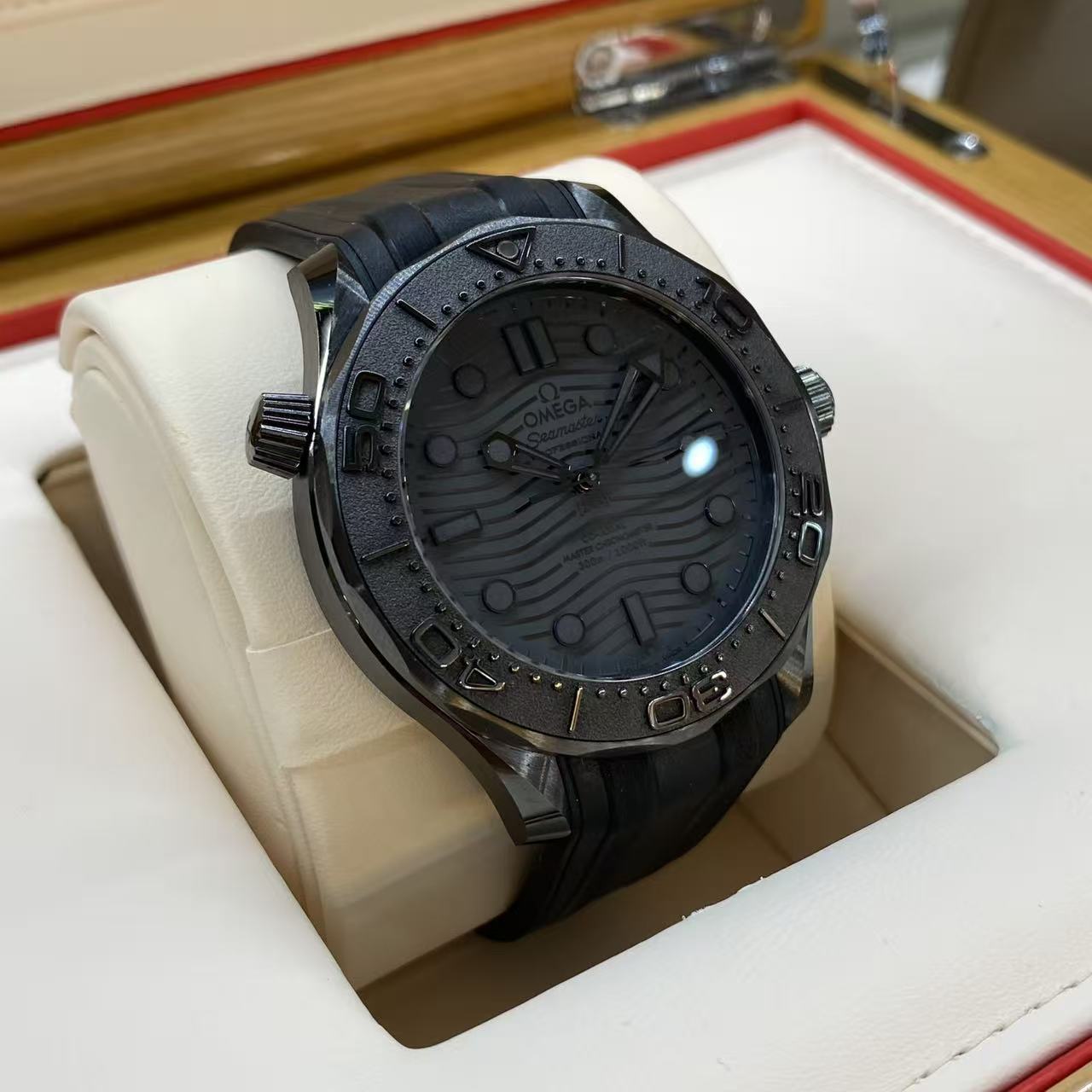 Omega 210.92.44.20.01.003 detail 3