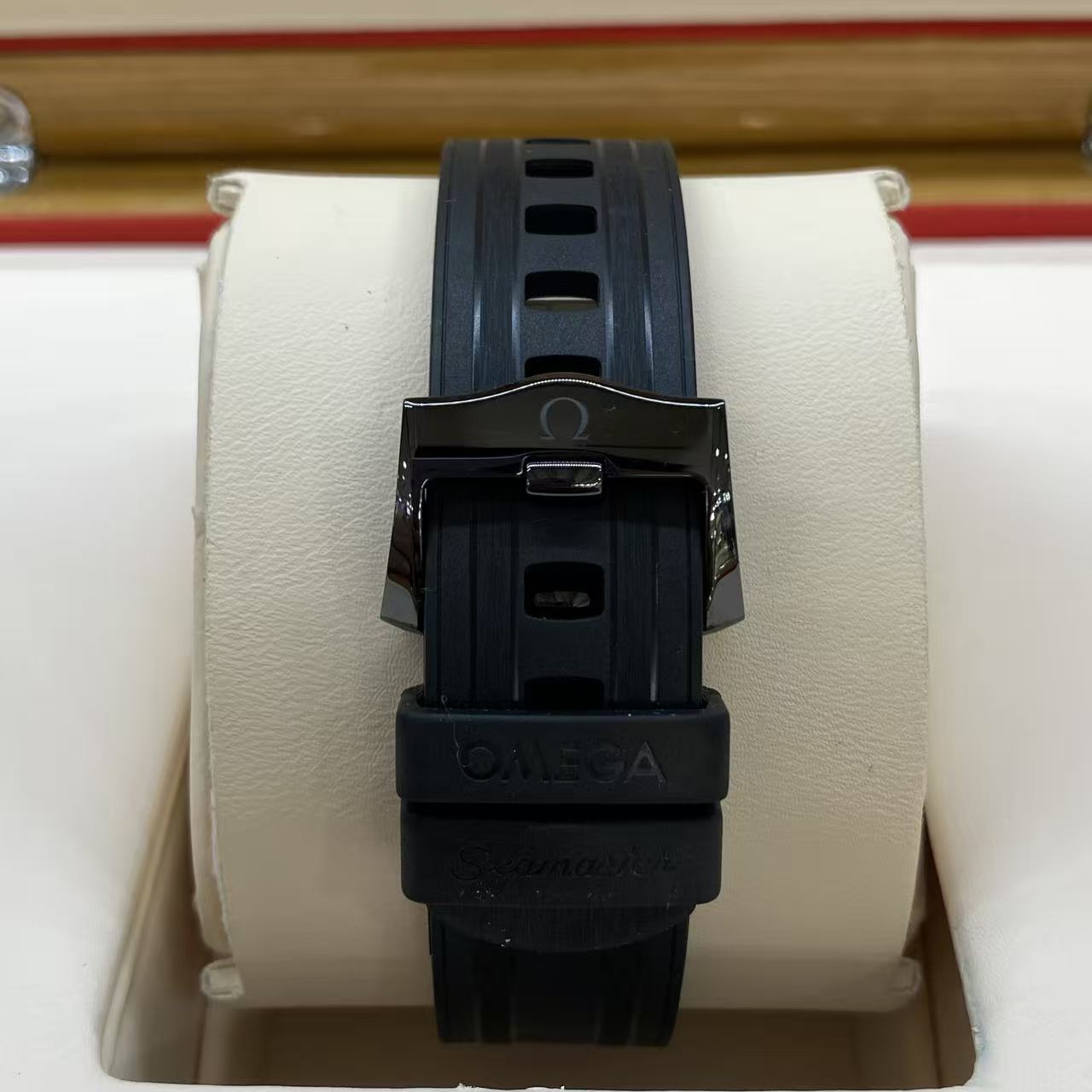 Omega 210.92.44.20.01.003 detail 4