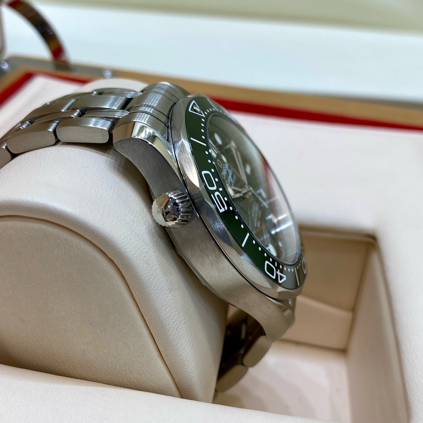 Omega 210.30.42.20.10.001 detail 2