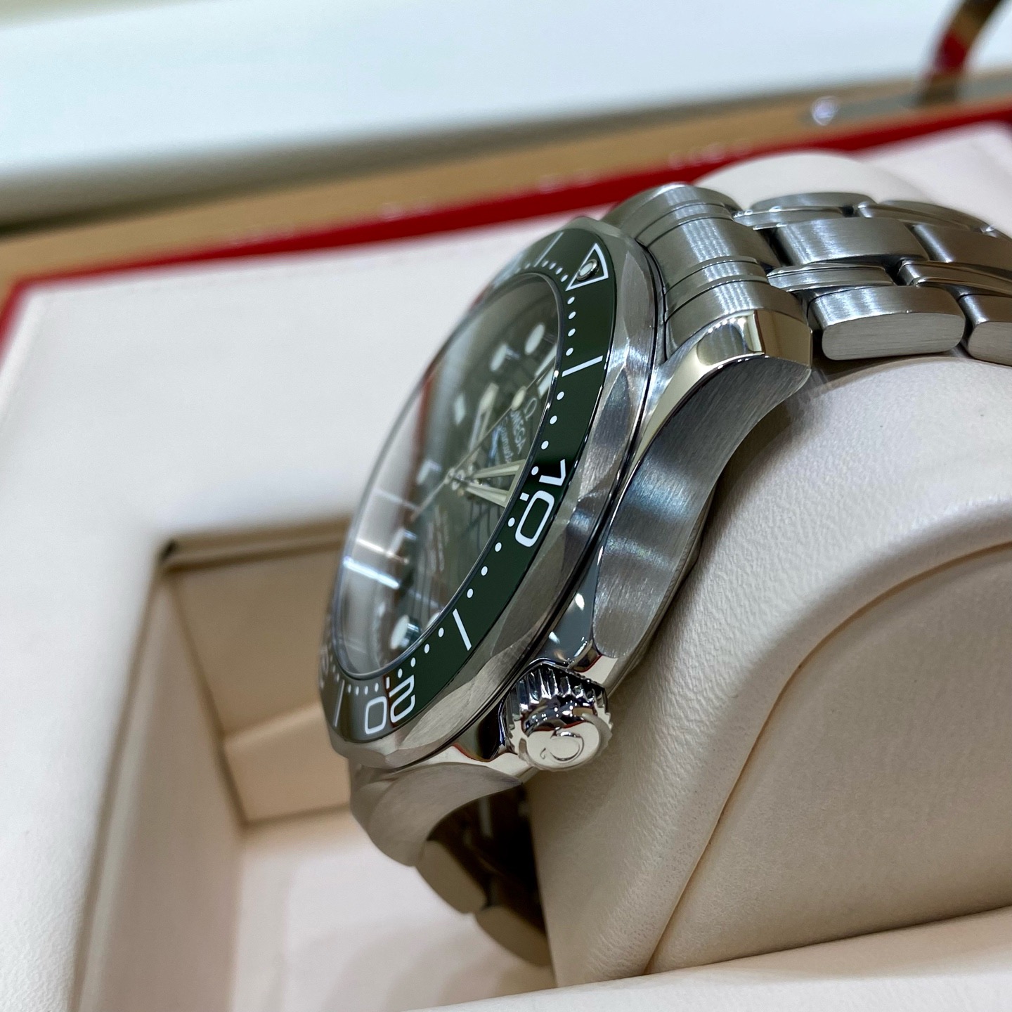 Omega 210.30.42.20.10.001 detail 3