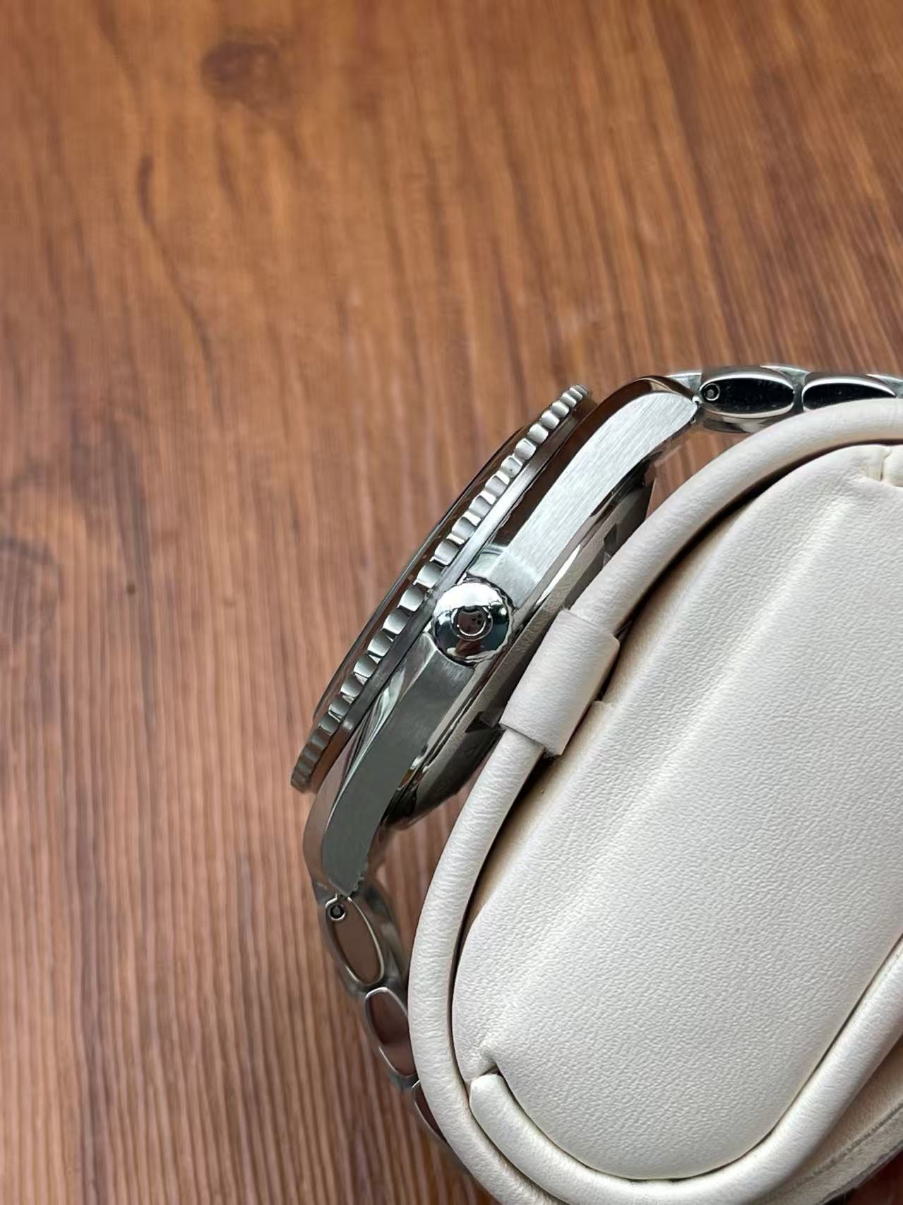 Omega 2200.50.00 detail 1