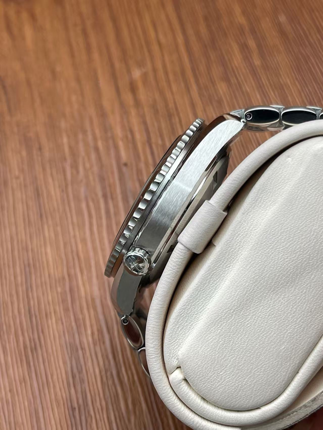 Omega 2200.50.00 detail 2