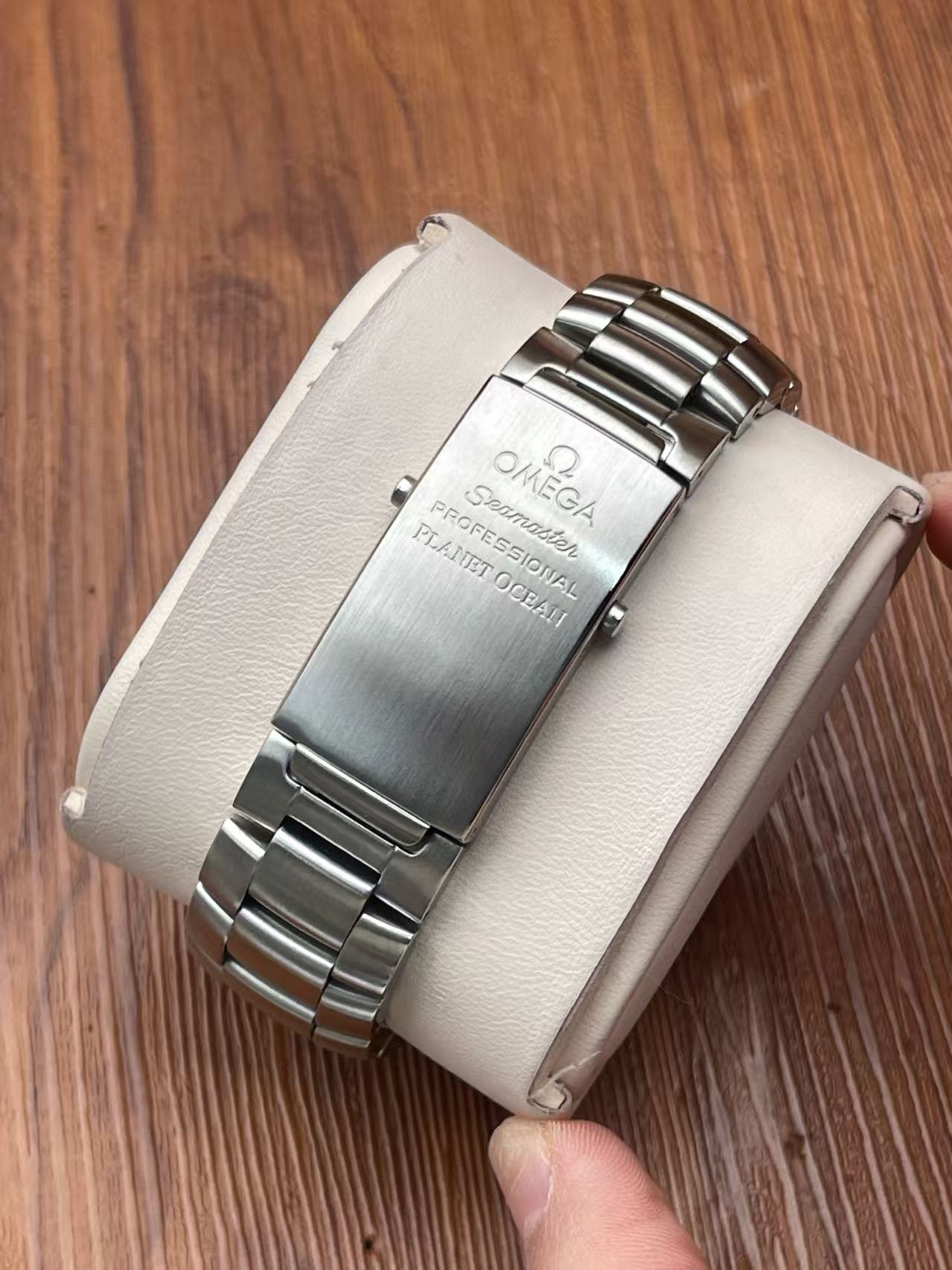 Omega 2200.50.00 detail 4