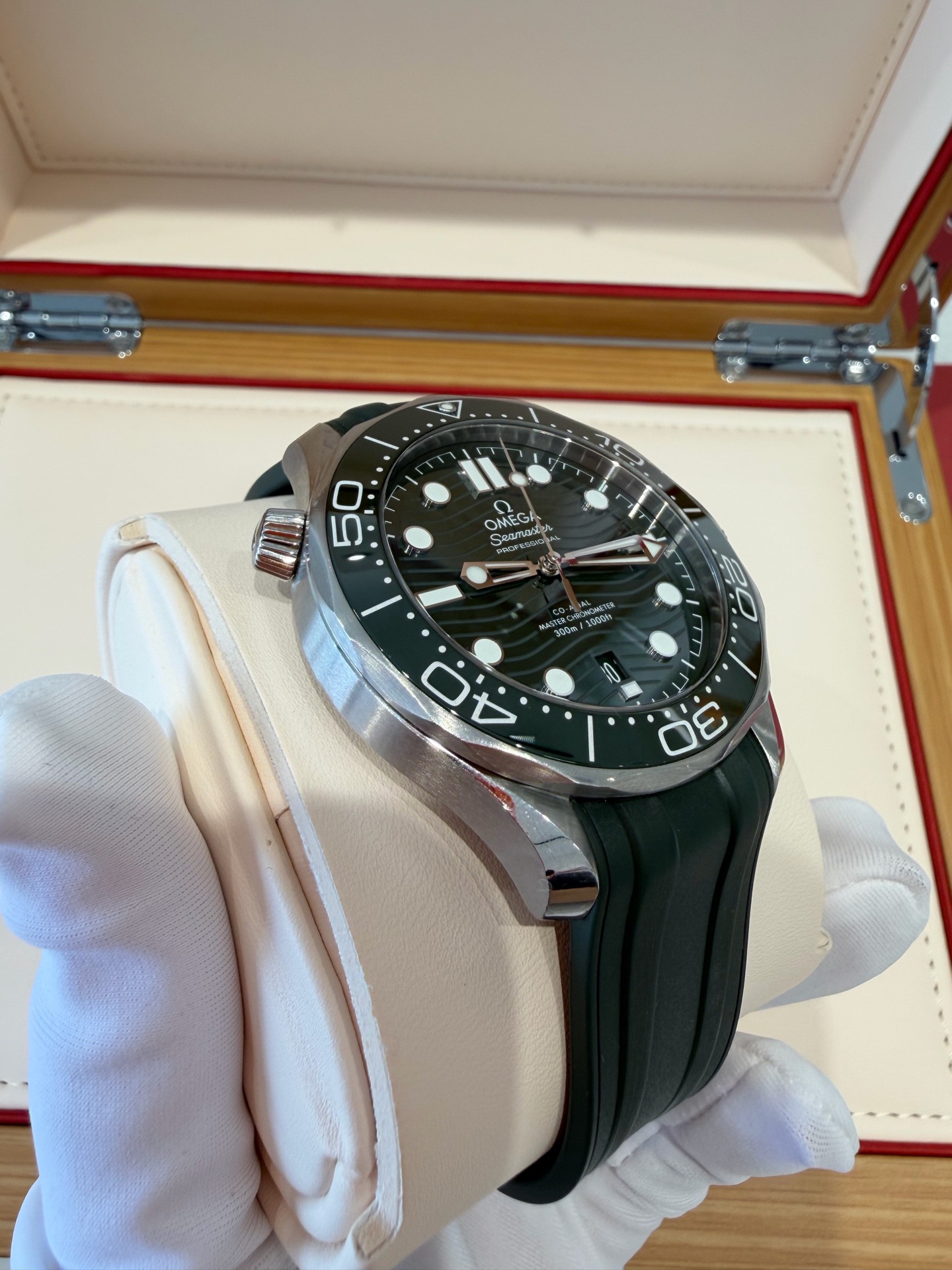 Omega 210.32.42.20.10.001 detail 3