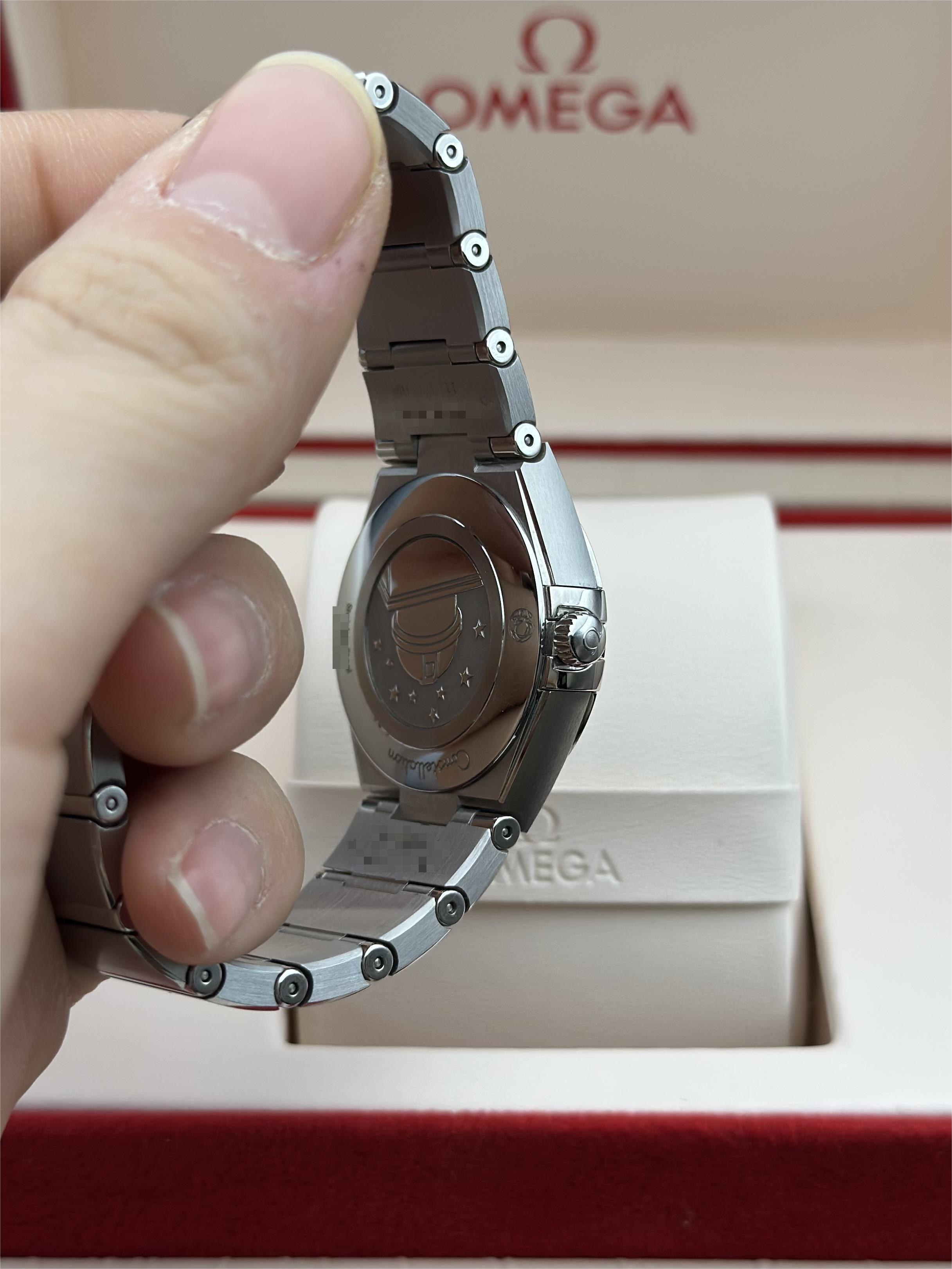 Omega 131.10.28.60.52.001 detail 3