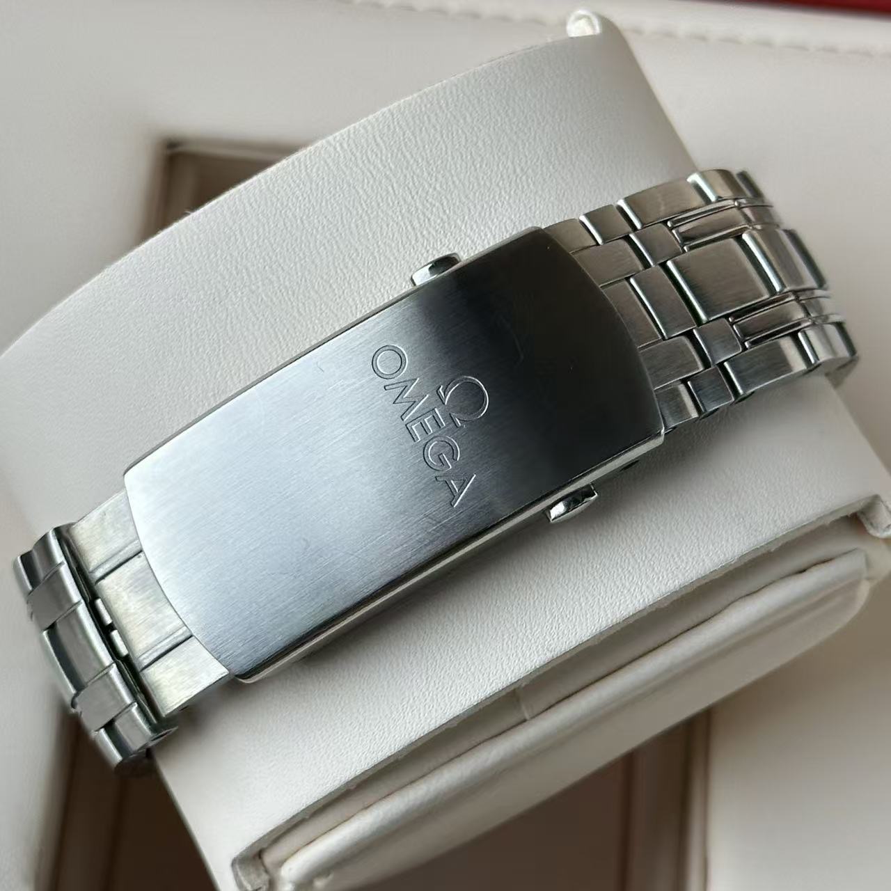 Omega 210.30.42.20.04.001 detail 6