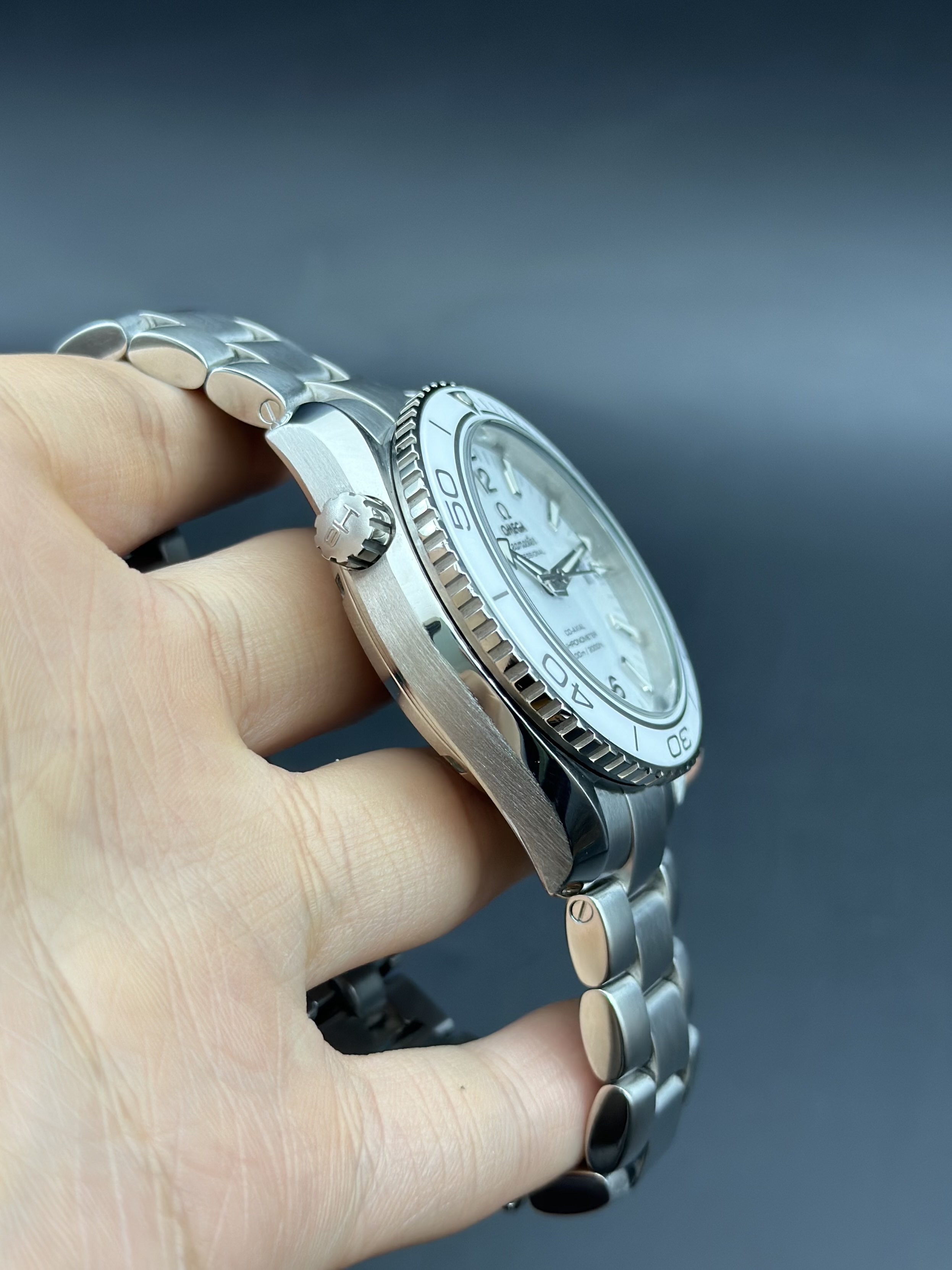 Omega 232.30.42.21.04.001 detail 2
