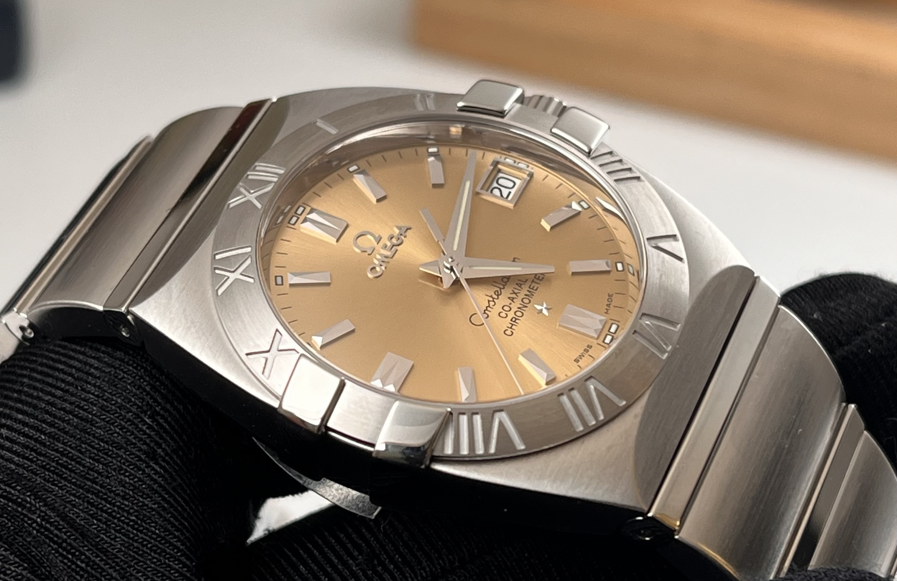 Omega 1501.10.00 detail 2