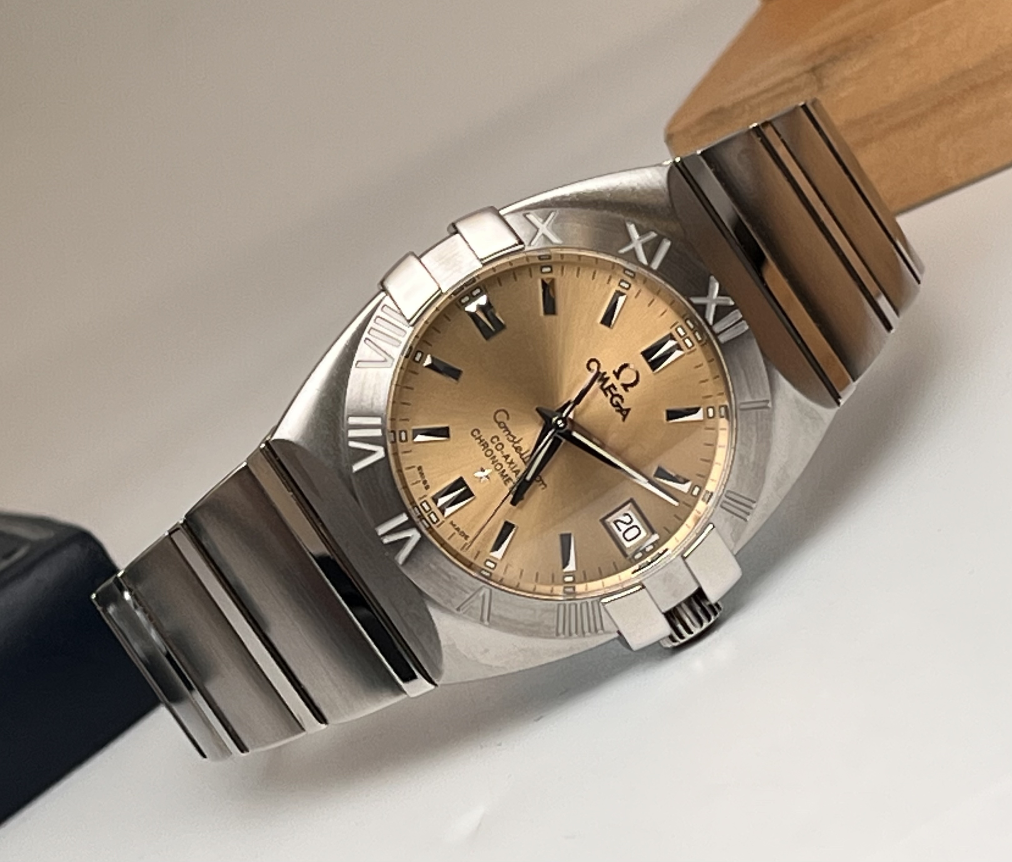 Omega 1501.10.00 detail 3