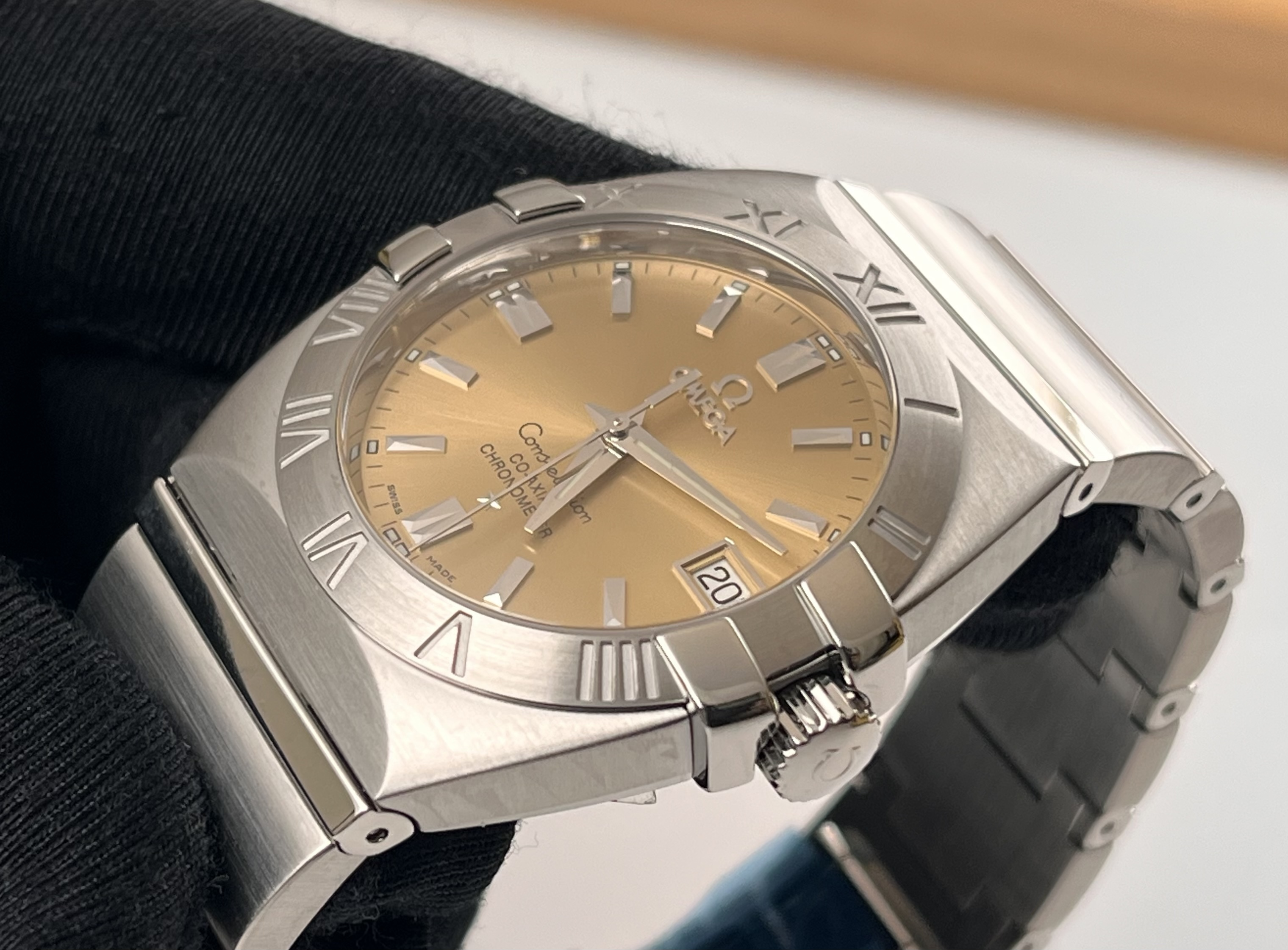 Omega 1501.10.00 detail 4