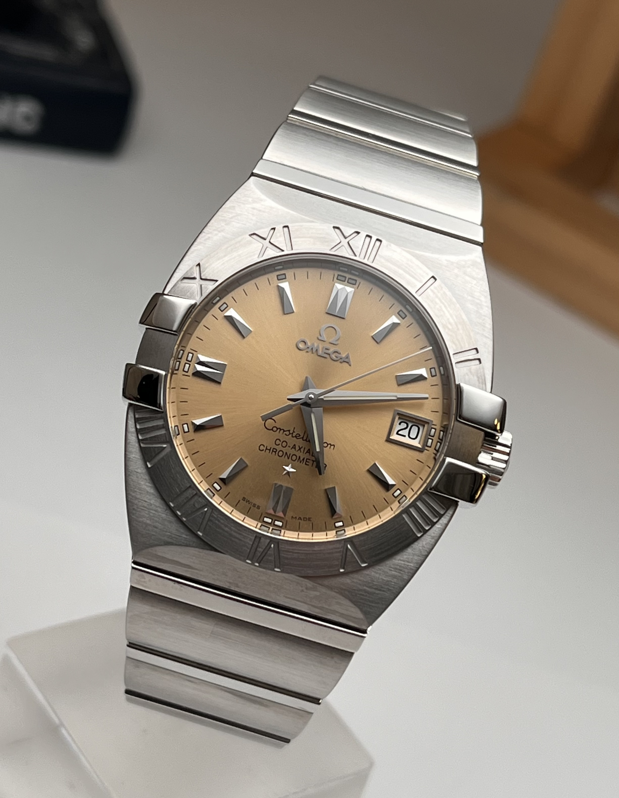Omega 1501.10.00 detail 1