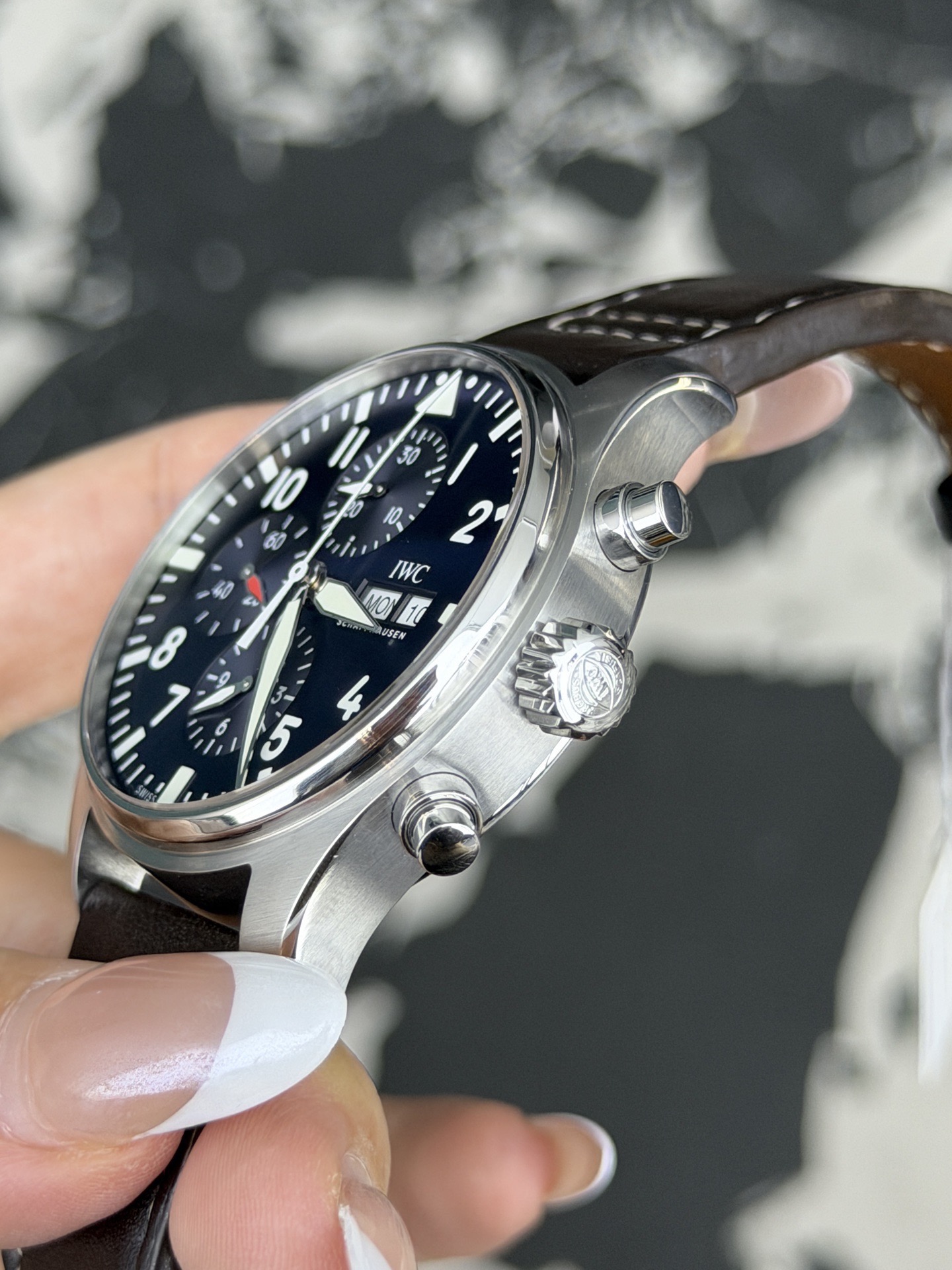 IWC 377714 detail 3