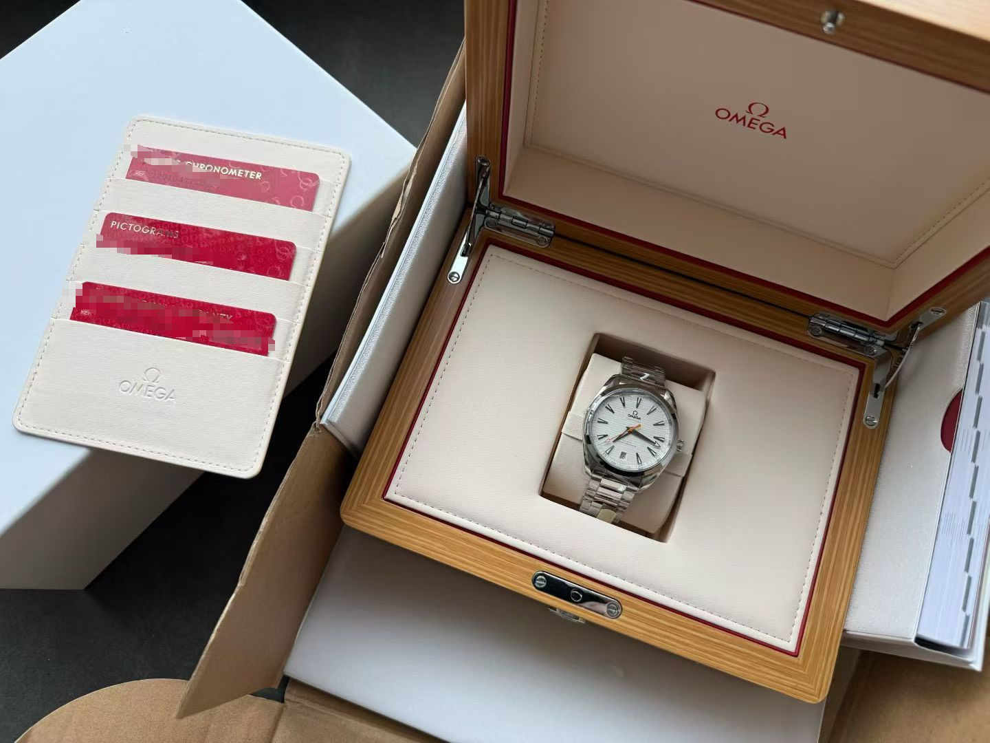 Omega 220.10.41.21.02.001 detail 4