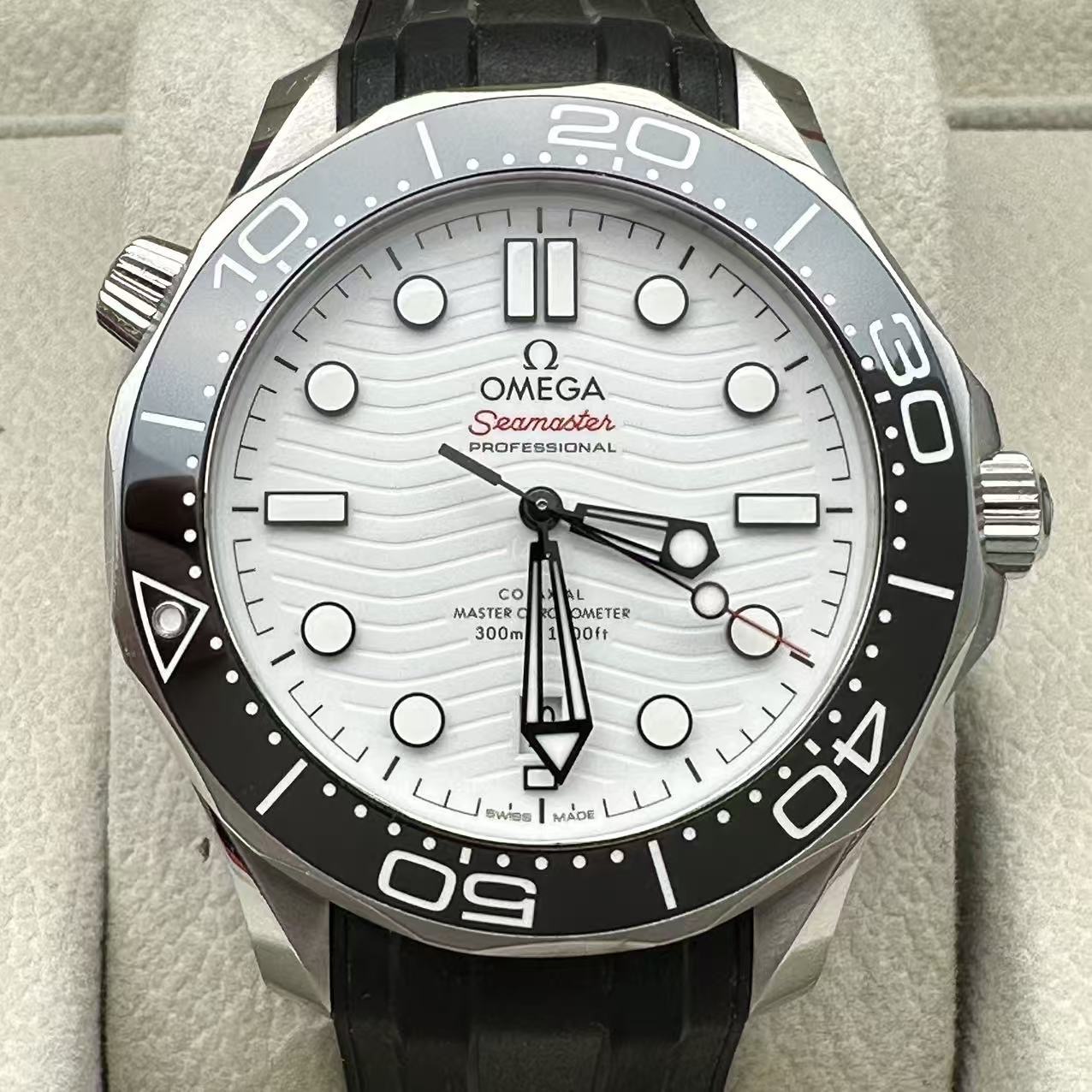 Omega 210.32.42.20.04.001 detail 1