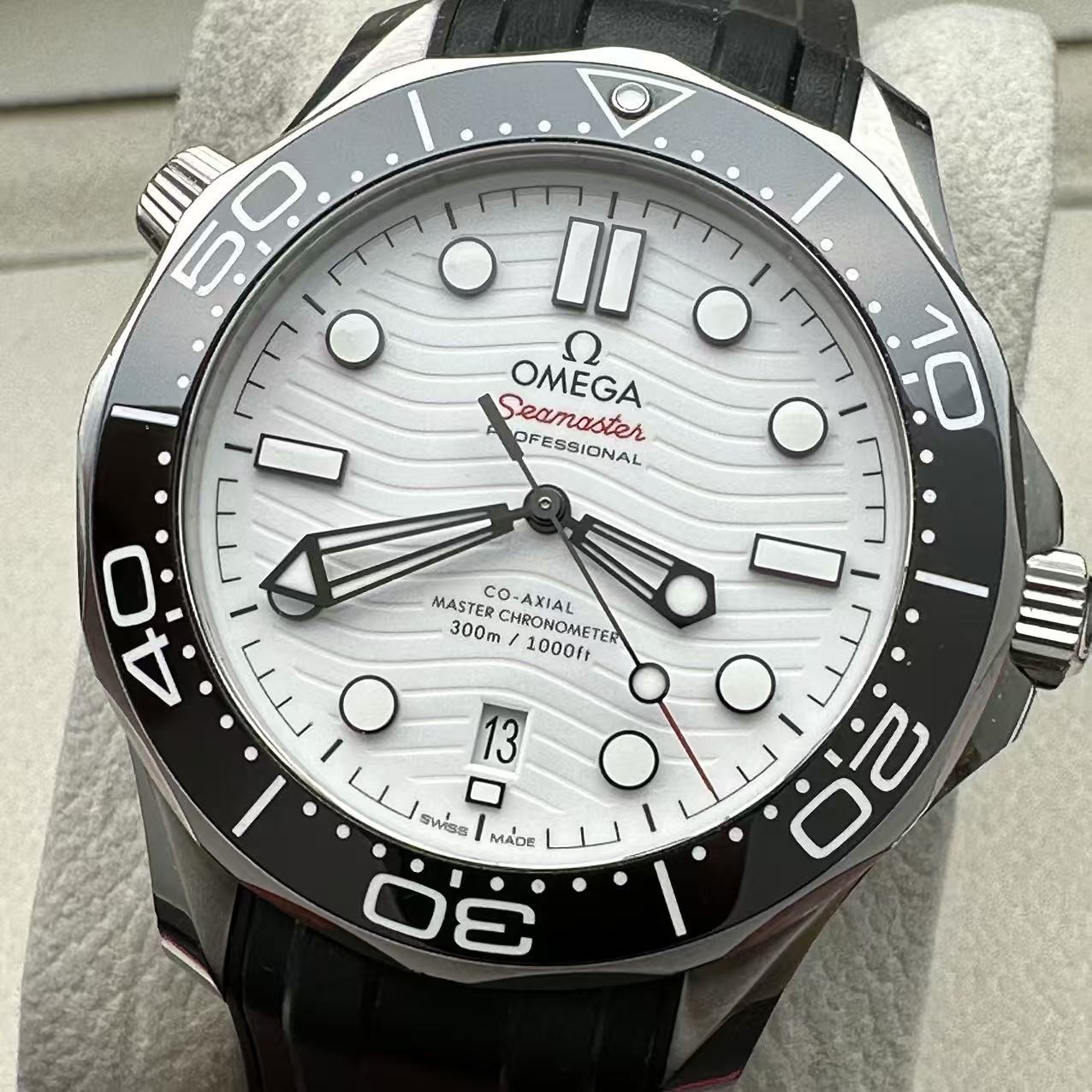 Omega 210.32.42.20.04.001 detail 2