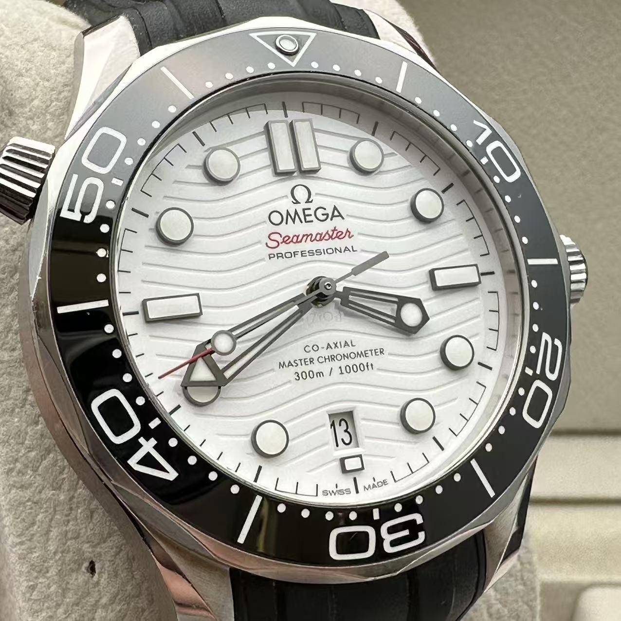 Omega 210.32.42.20.04.001 detail 3