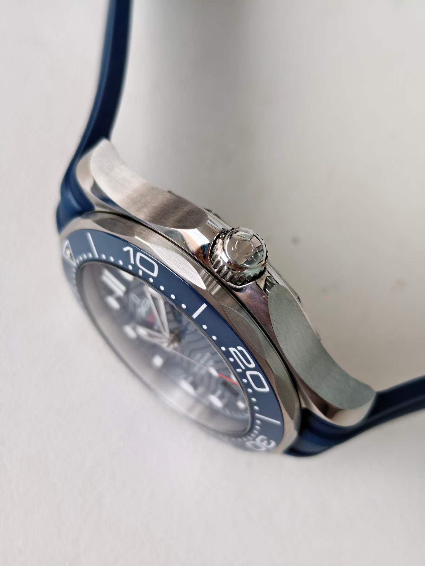 Omega 210.32.42.20.03.001 detail 1