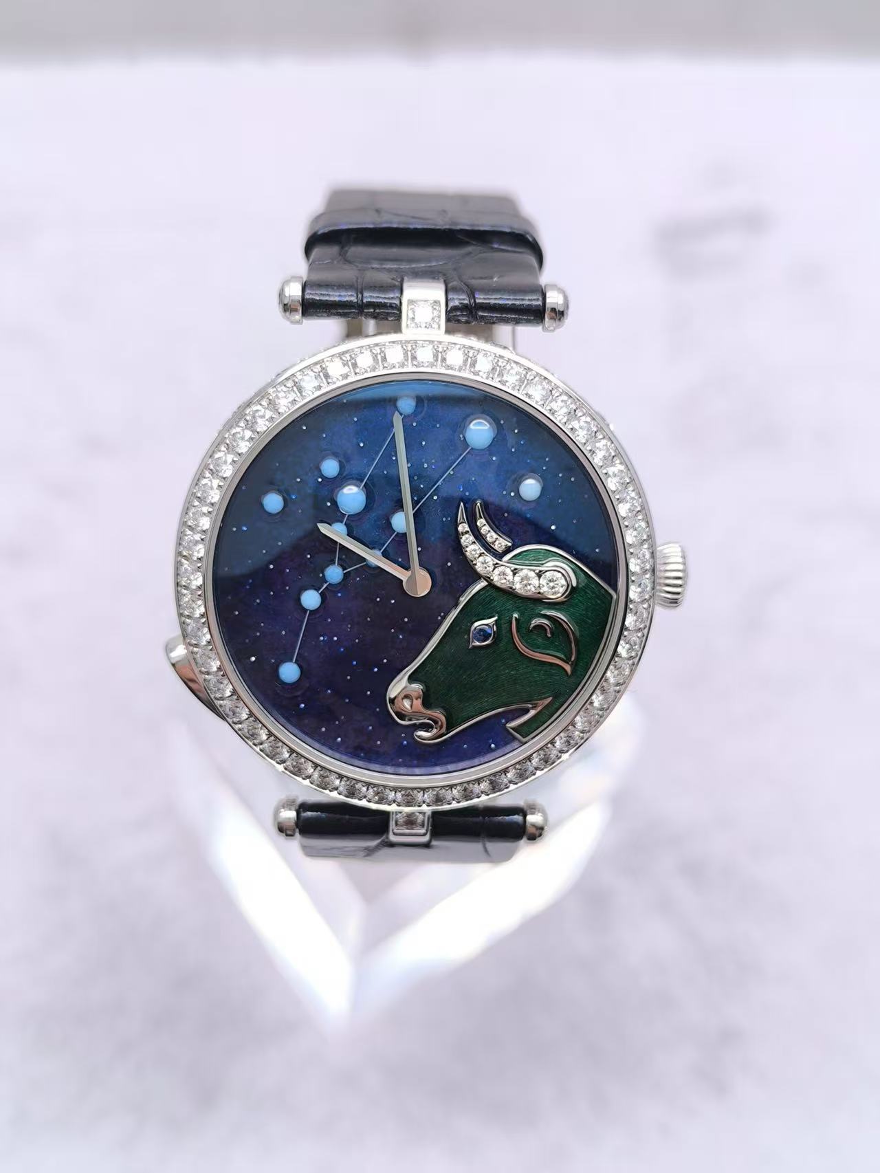 Van Cleef & Arpels VCARO8TU00