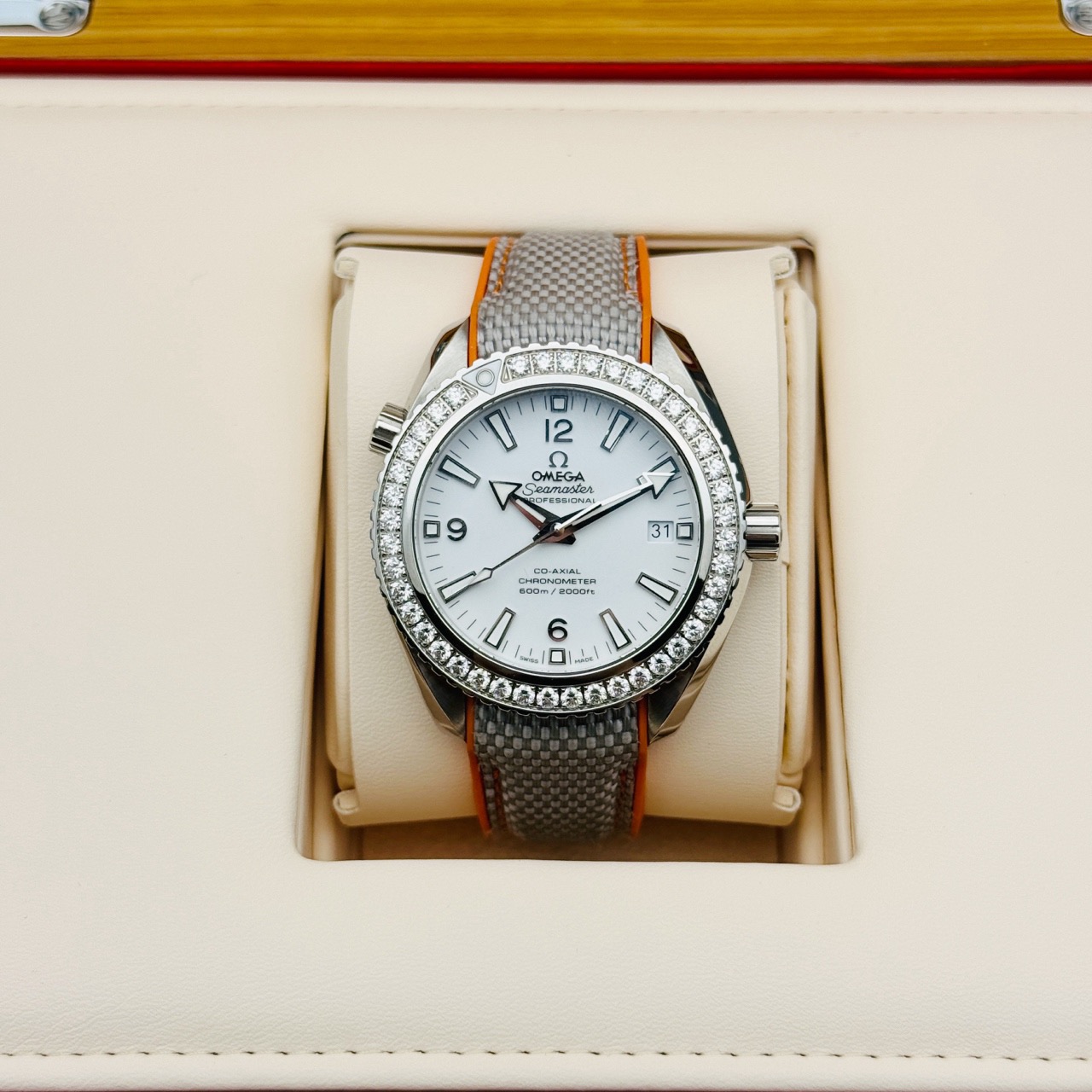 Omega 232.15.42.21.04.001 detail 1