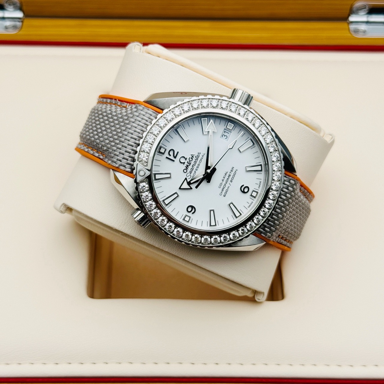 Omega 232.15.42.21.04.001 detail 2