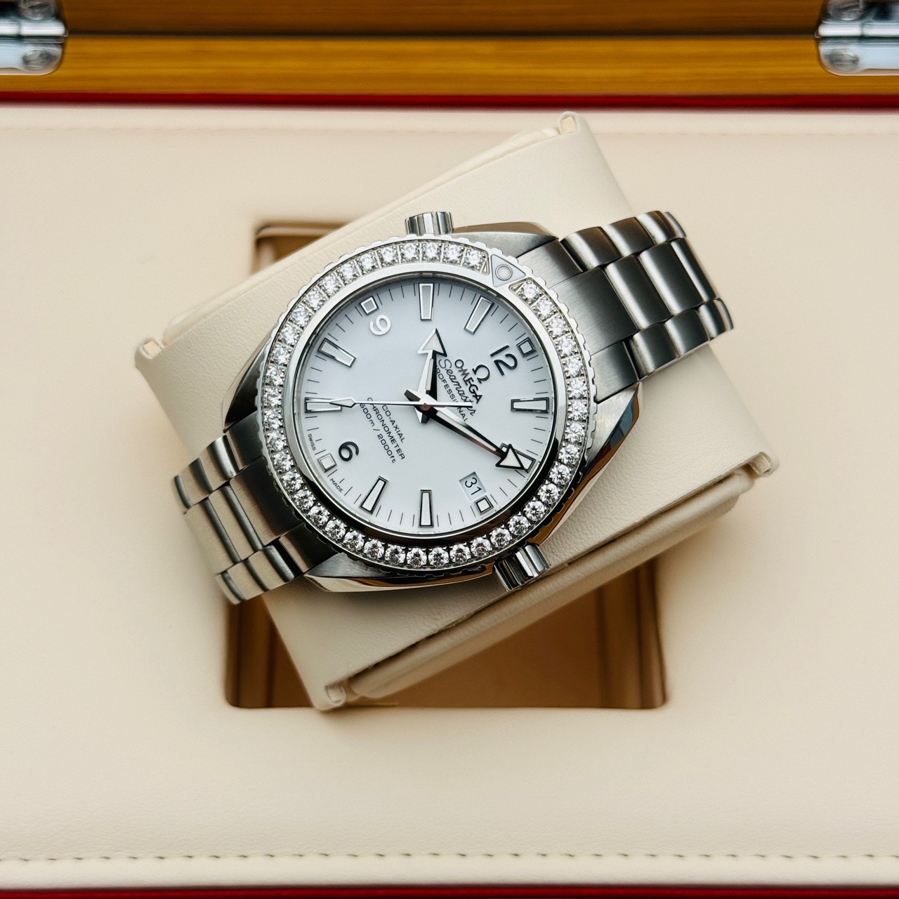 Omega 232.15.42.21.04.001 detail 4