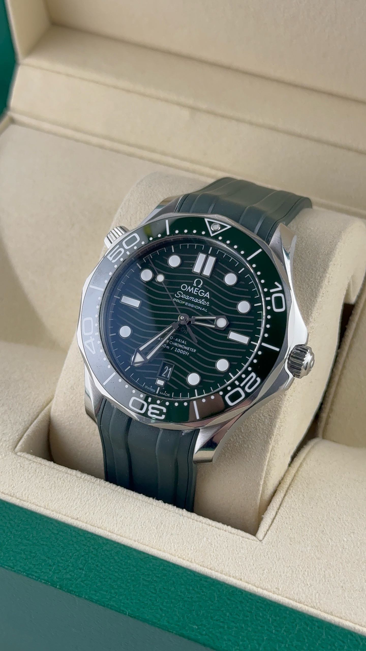 Cartier 210.32.42.20.10.001 detail 1