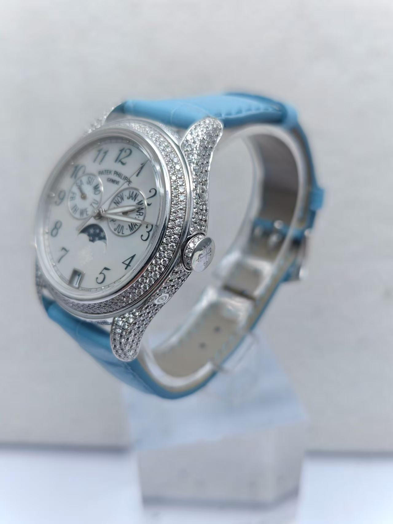 Patek Philippe 4937G-001 detail 1