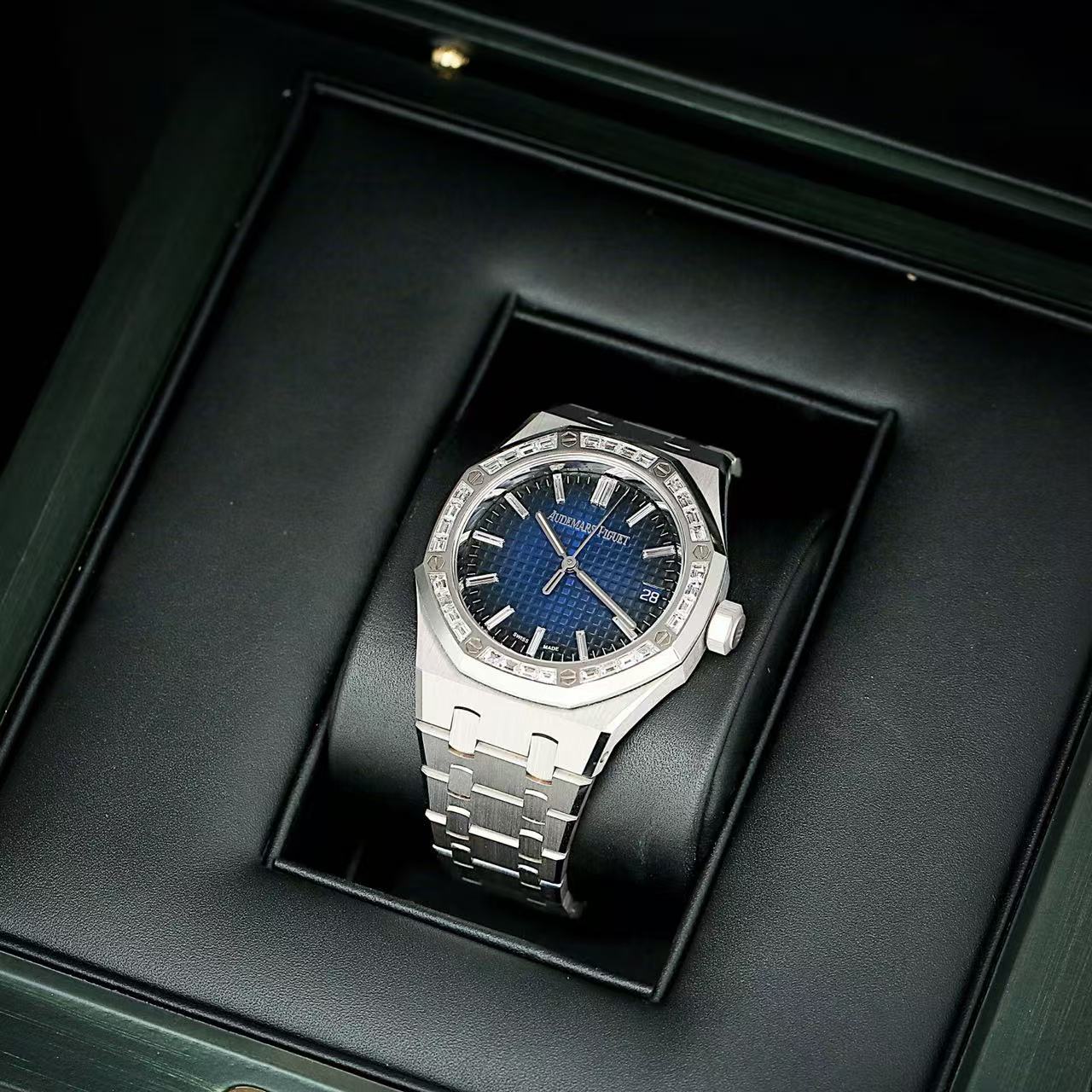 Audemars Piguet 15551BC.ZZ.1356BC.01 detail 1