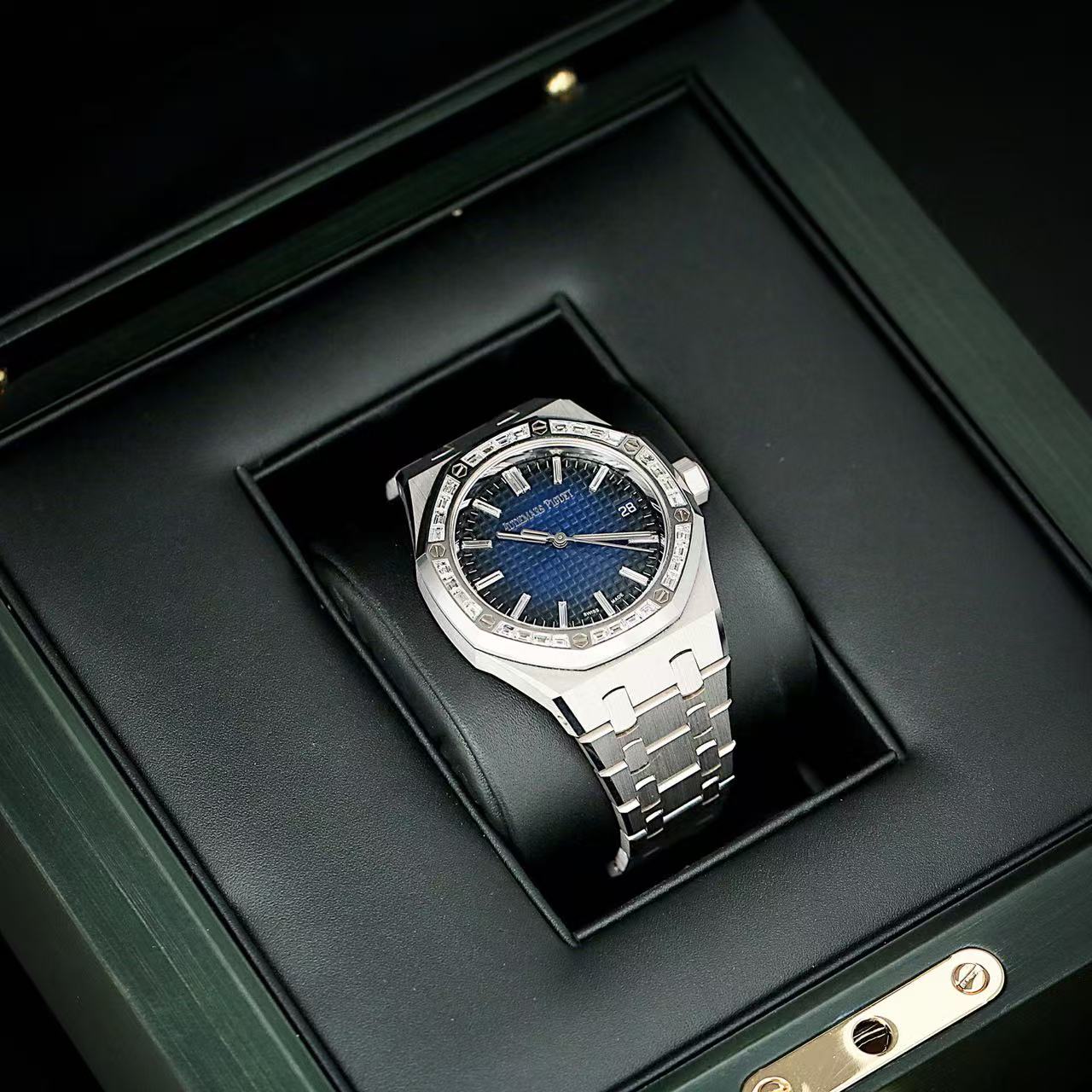 Audemars Piguet 15551BC.ZZ.1356BC.01 detail 2