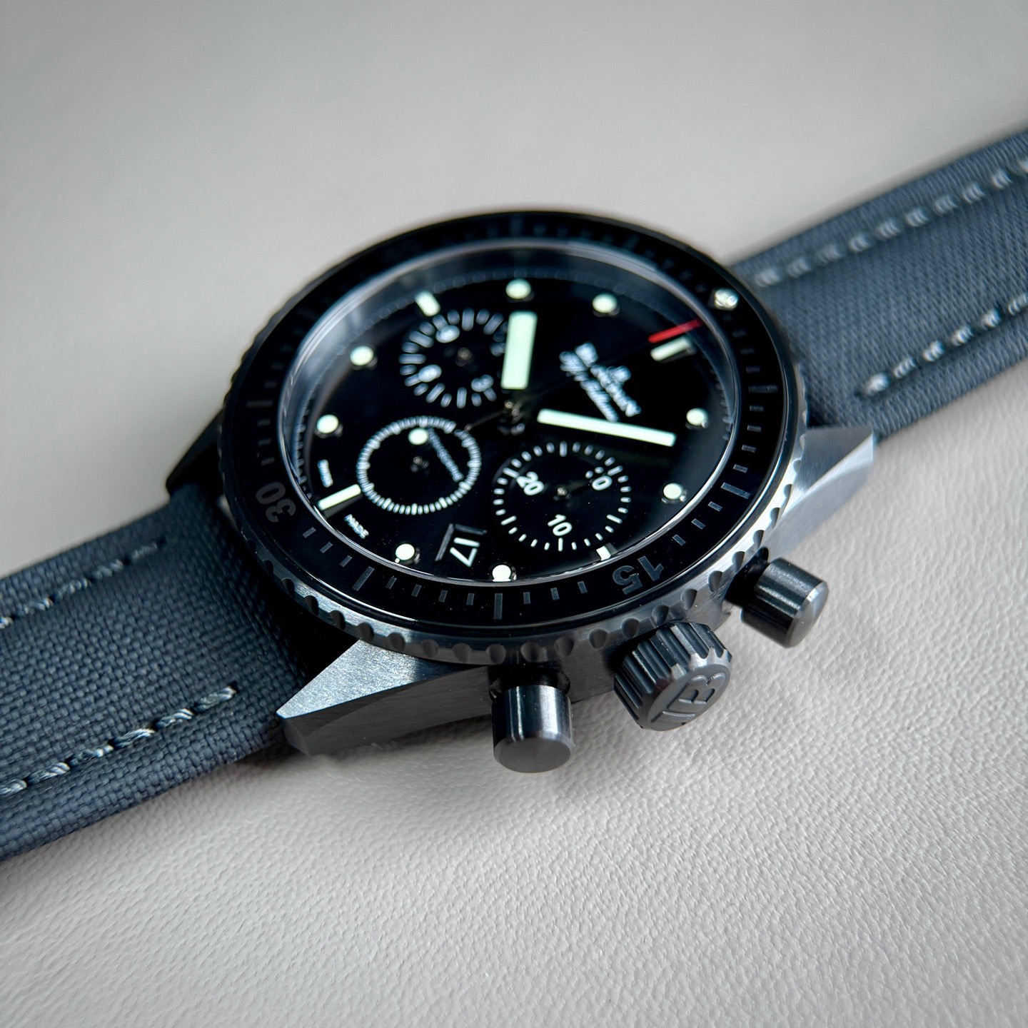 Omega 5200 0130 B52A detail 4